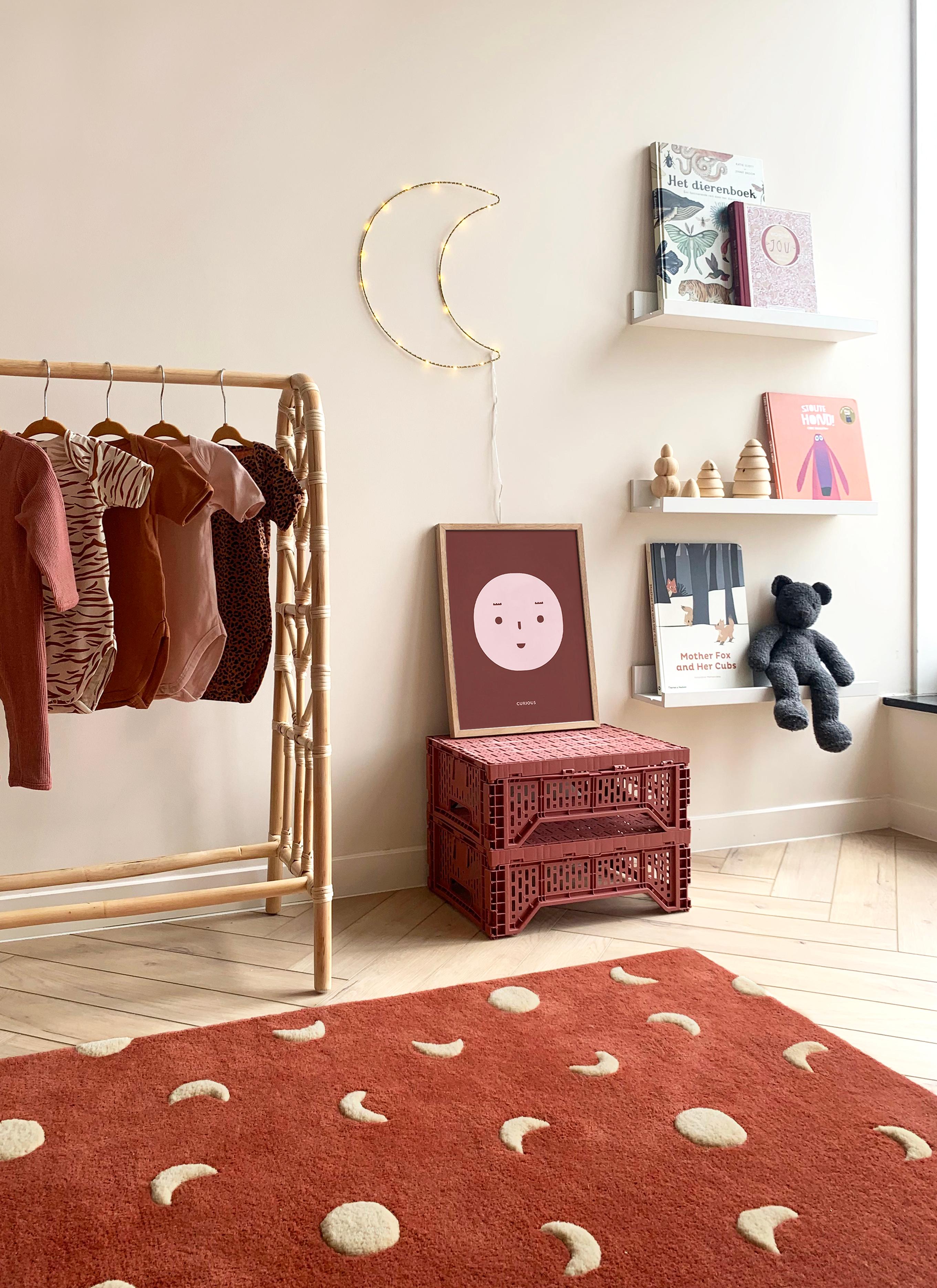 The Moons Rug Brick Red 80 x 120 cm is a wool rectangle rug with an all over moon pattern. The moons are hand-tufted in a higher pile so they pop out of the rug. This beautiful strong personality rug gives your room character and uniqueness. The