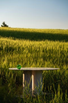 Mesa escultórica Lunas de on.Entropy, en mármol rosa y blanco