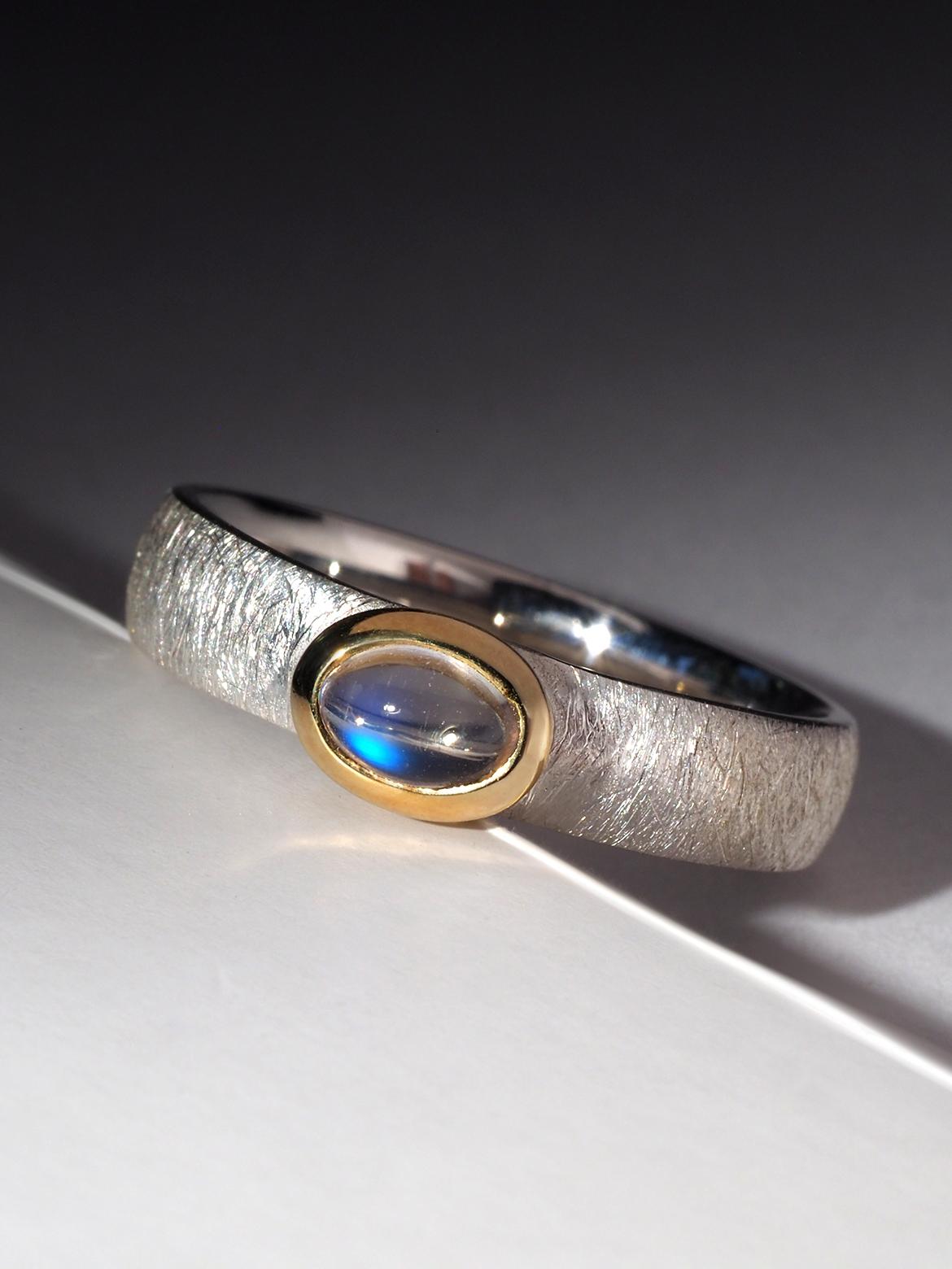 Anello in argento con pietra di luna di alta qualità
Origine della pietra di luna - Sri Lanka
Misura dell'anello - 7 3/4 US, diametro 18 mm, N 16.5, circonferenza 56.5
Peso dell'anello - 3,8 grammi
Misure della pietra - 0,16 x 0,24 pollici / 4 x 6 mm