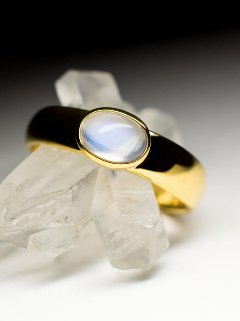 Moonstone Adularia Gold Ring Pearly White Cabochon Stone In New Condition For Sale In Berlin, DE