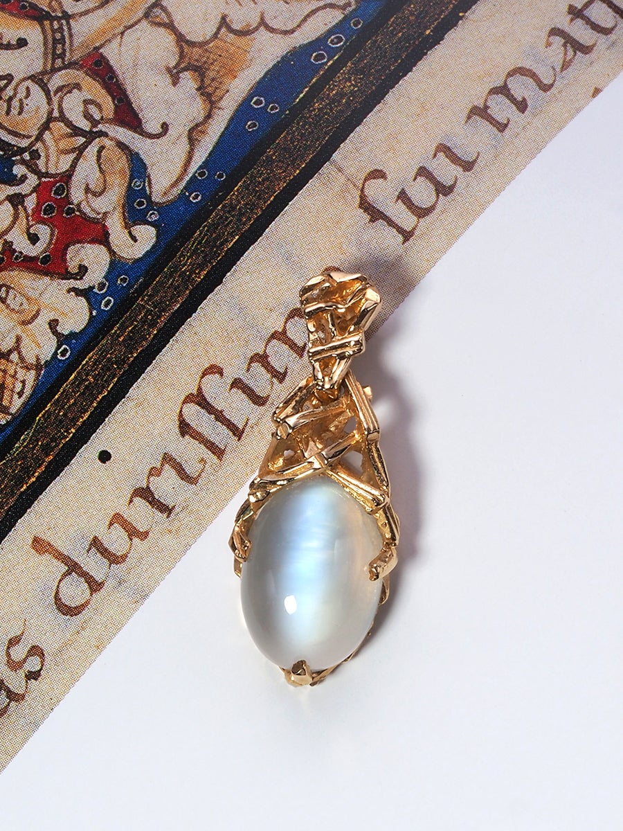 Taille cabochon Moonstone Adularia Yellow Gold Pendant White Oval Cabochon Unisex en vente