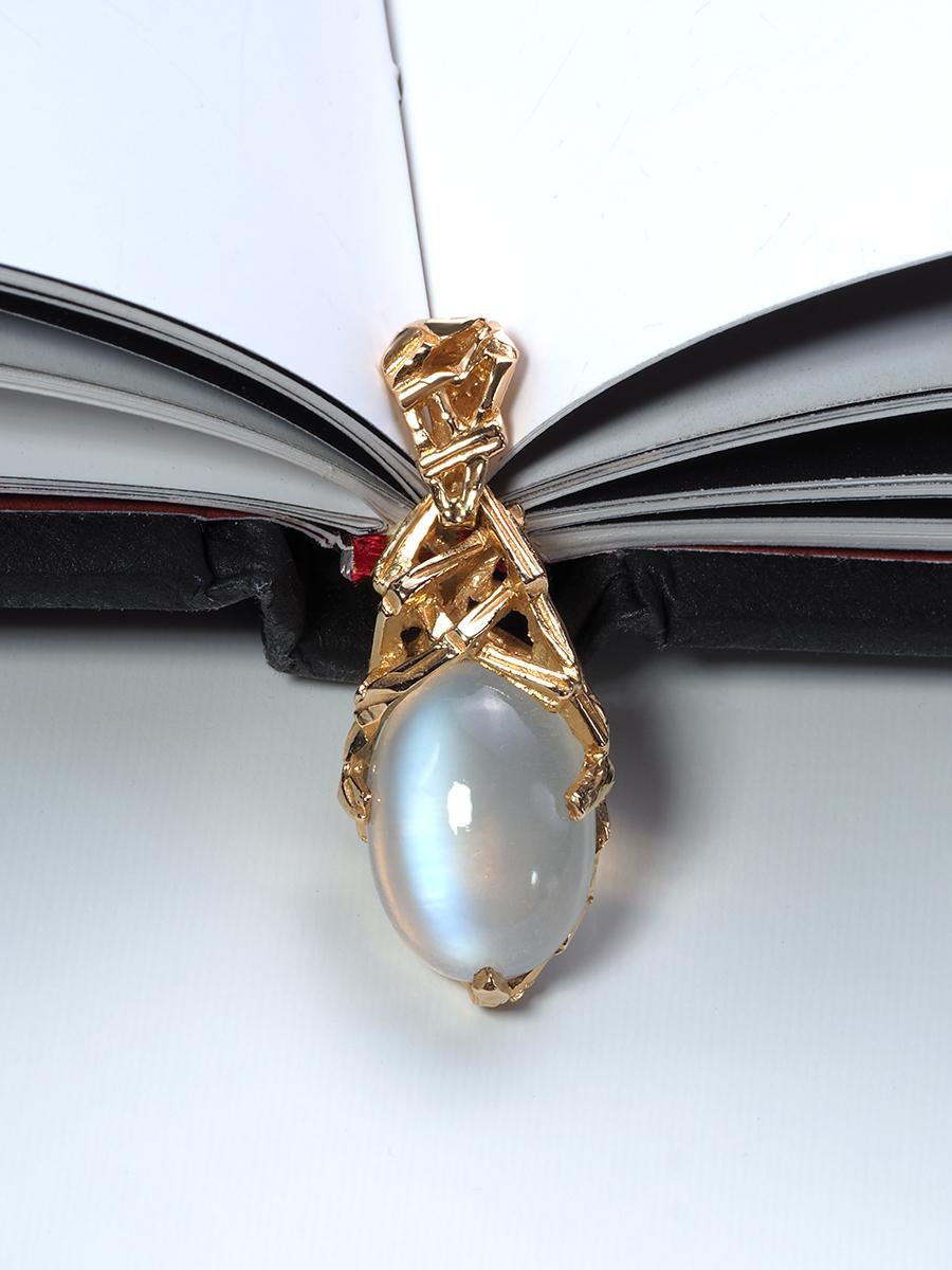 Moonstone Adularia Yellow Gold Pendant White Oval Cabochon Unisex In New Condition For Sale In Berlin, DE