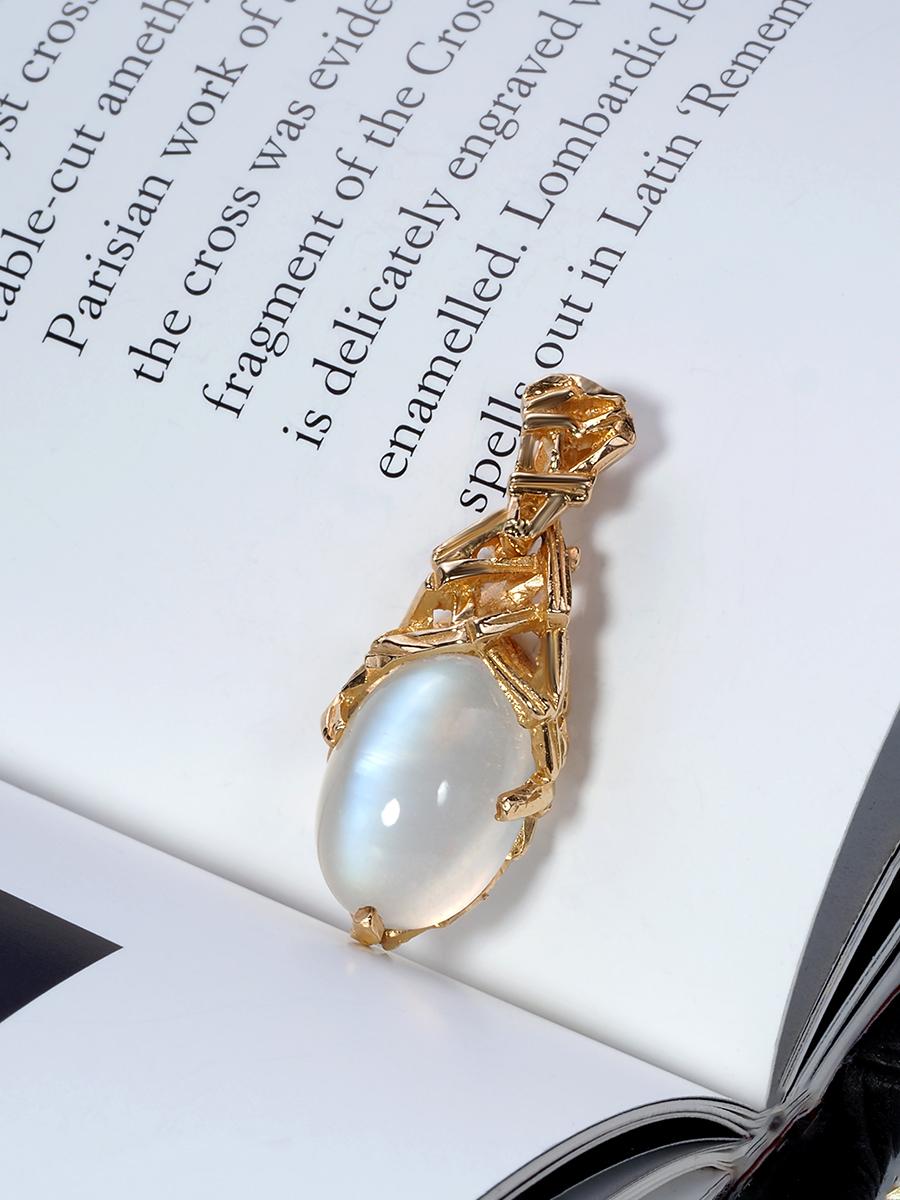 Moonstone Adularia Yellow Gold Pendant White Oval Cabochon Unisex For Sale 1