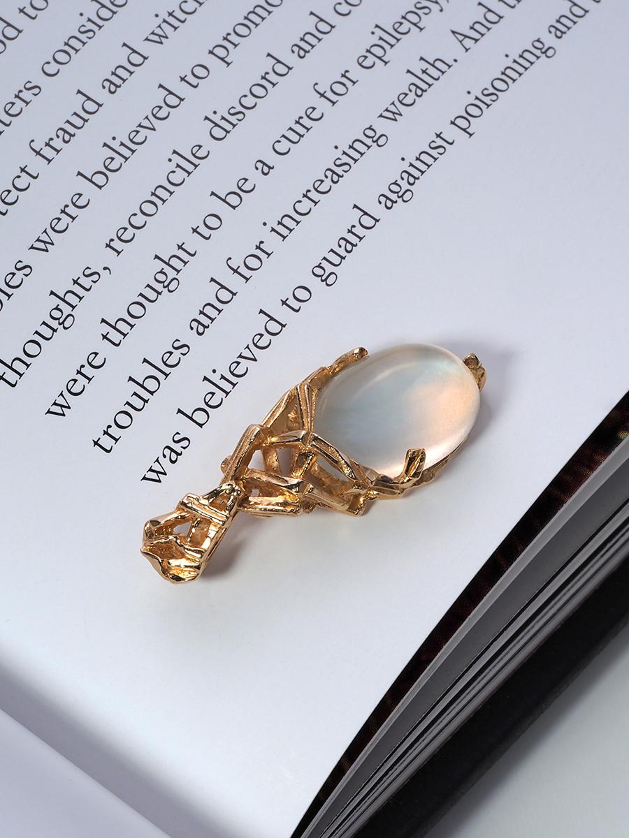 Moonstone Adularia Yellow Gold Pendant White Oval Cabochon Unisex For Sale 3