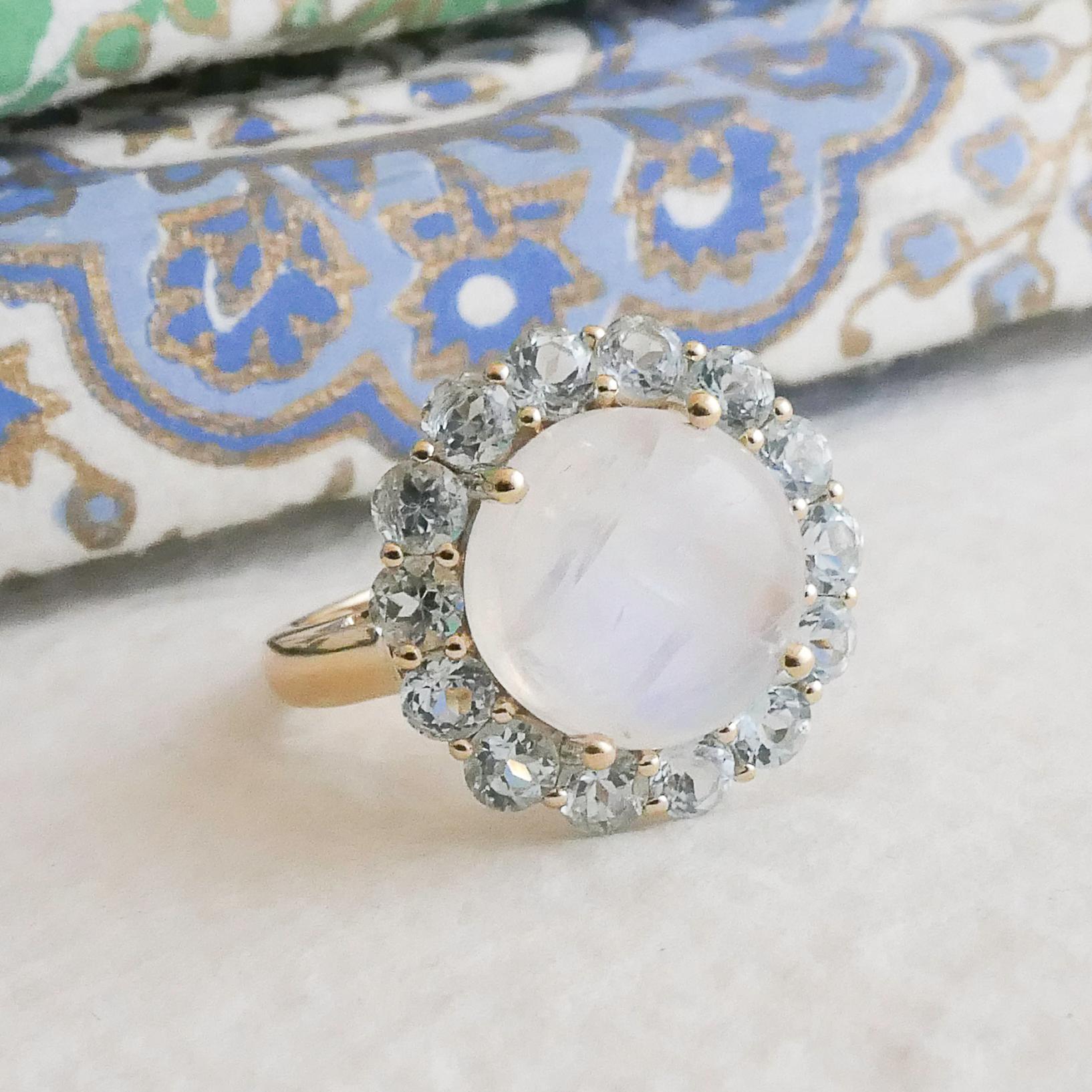 Taille ronde Pierre de lune et topaze bleue or jaune 14 carats  Bague taille 7 en vente
