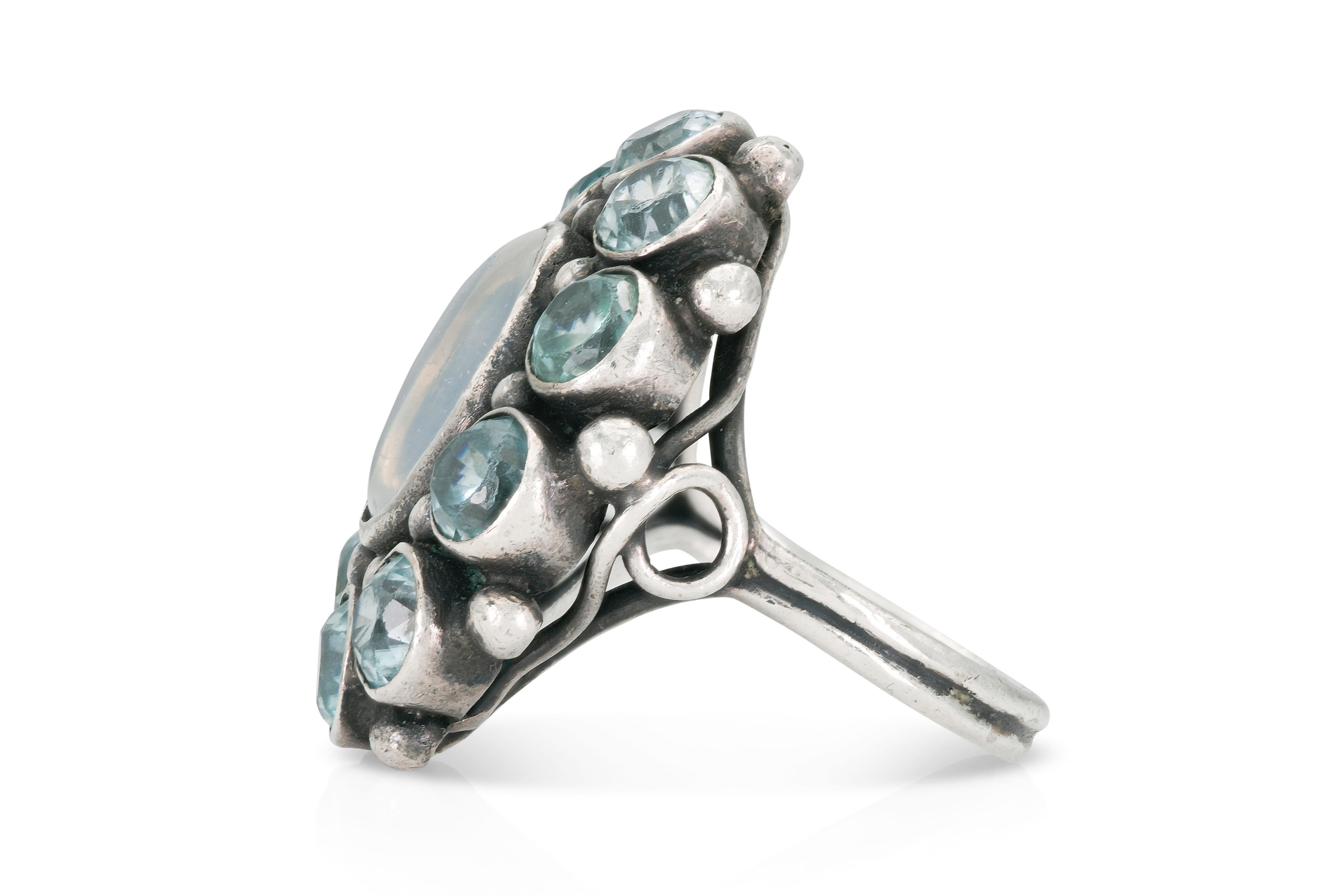 Cluster-Ring mit Mondstein und blauem Zirkon (Cabochon) im Angebot