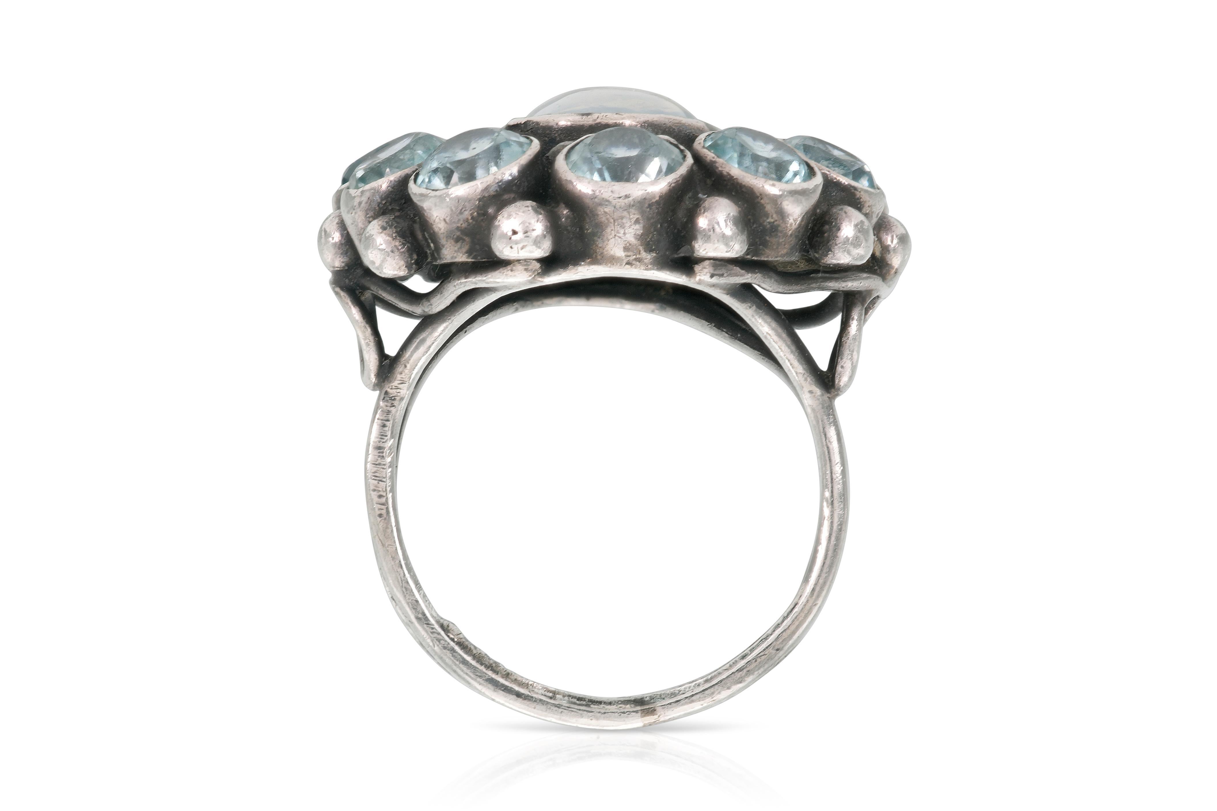 Cluster-Ring mit Mondstein und blauem Zirkon im Zustand „Gut“ im Angebot in New York, NY