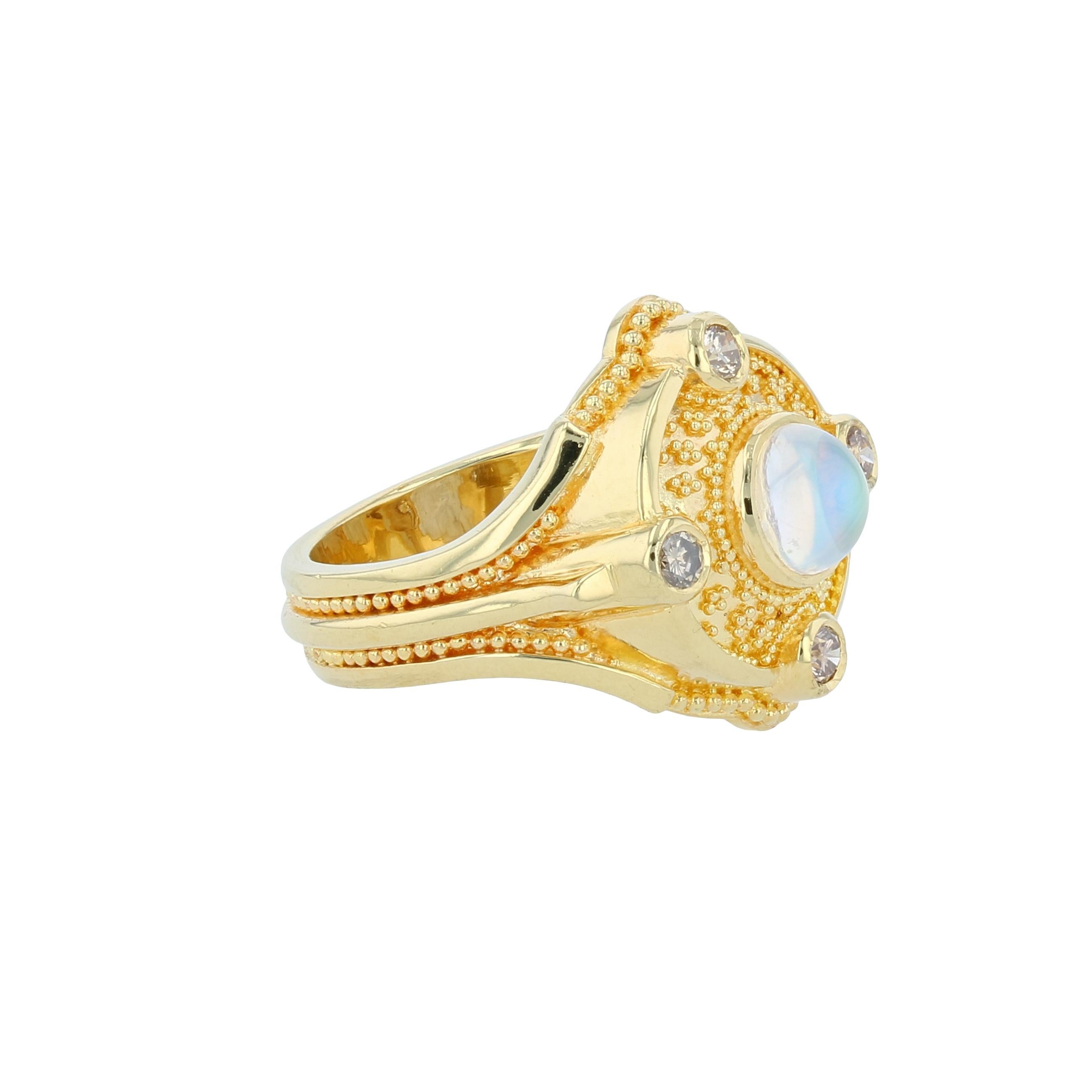 La pierre Moostone arc-en-ciel est associée à l'éclat doux des diamants Champagne et à la granulation fine de l'or 18 carats, créant ainsi une belle symétrie.

De l'édition limitée 
