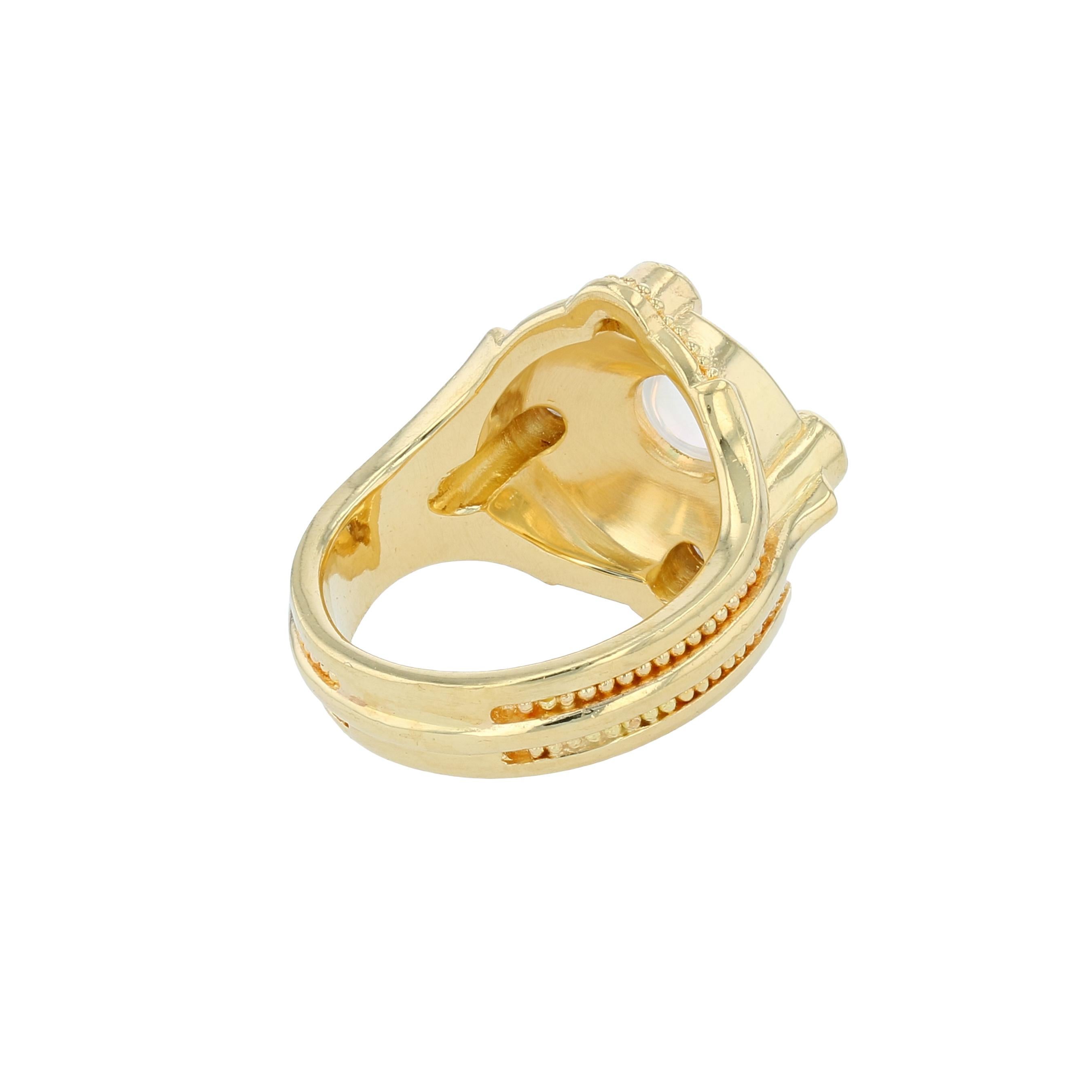 Taille cabochon Bague cocktail granulée en or 18 carats, pierre de lune et diamant champagne