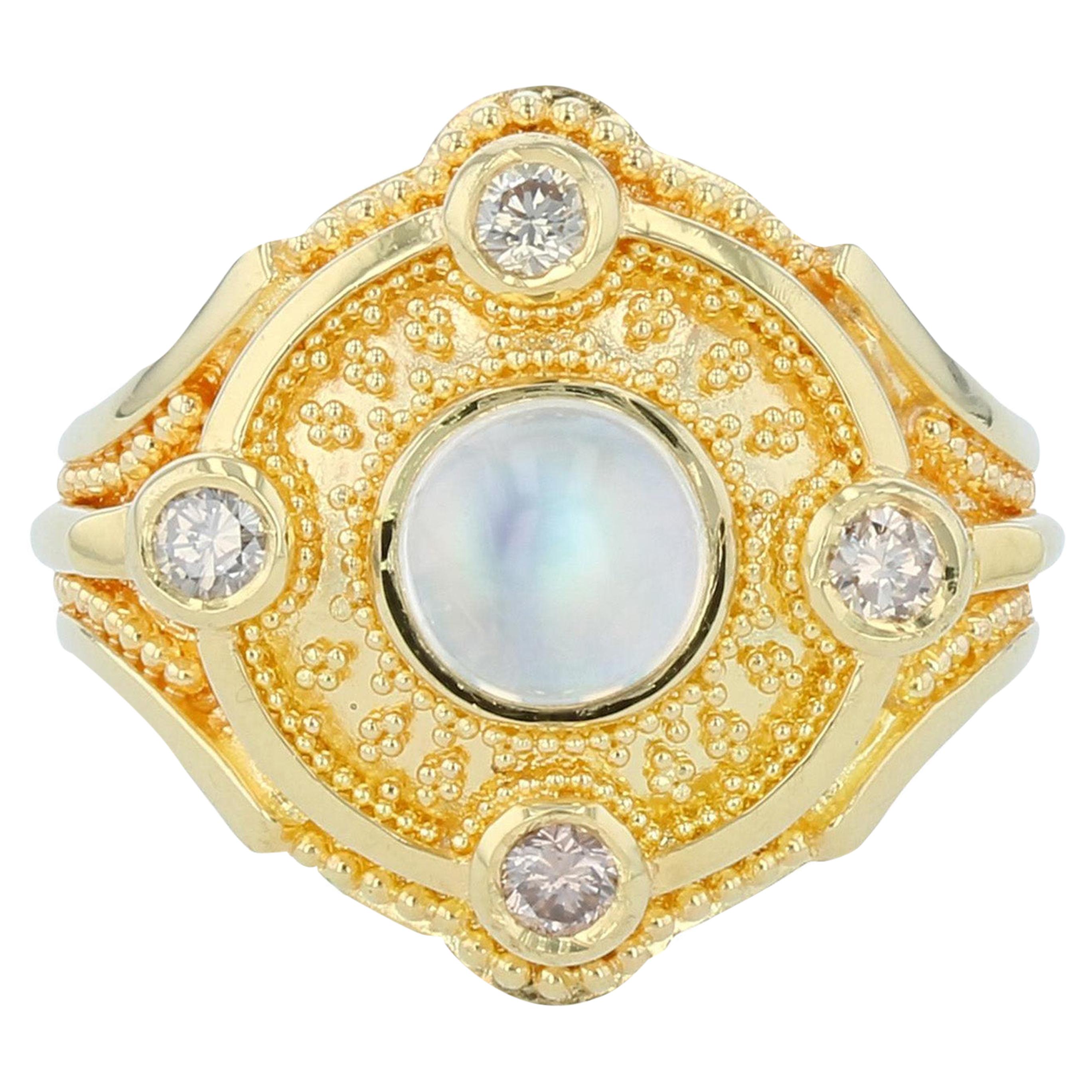 Anillo Cóctel Granulado de Oro de 18 Kilates con Piedra Lunar y Diamante Champán