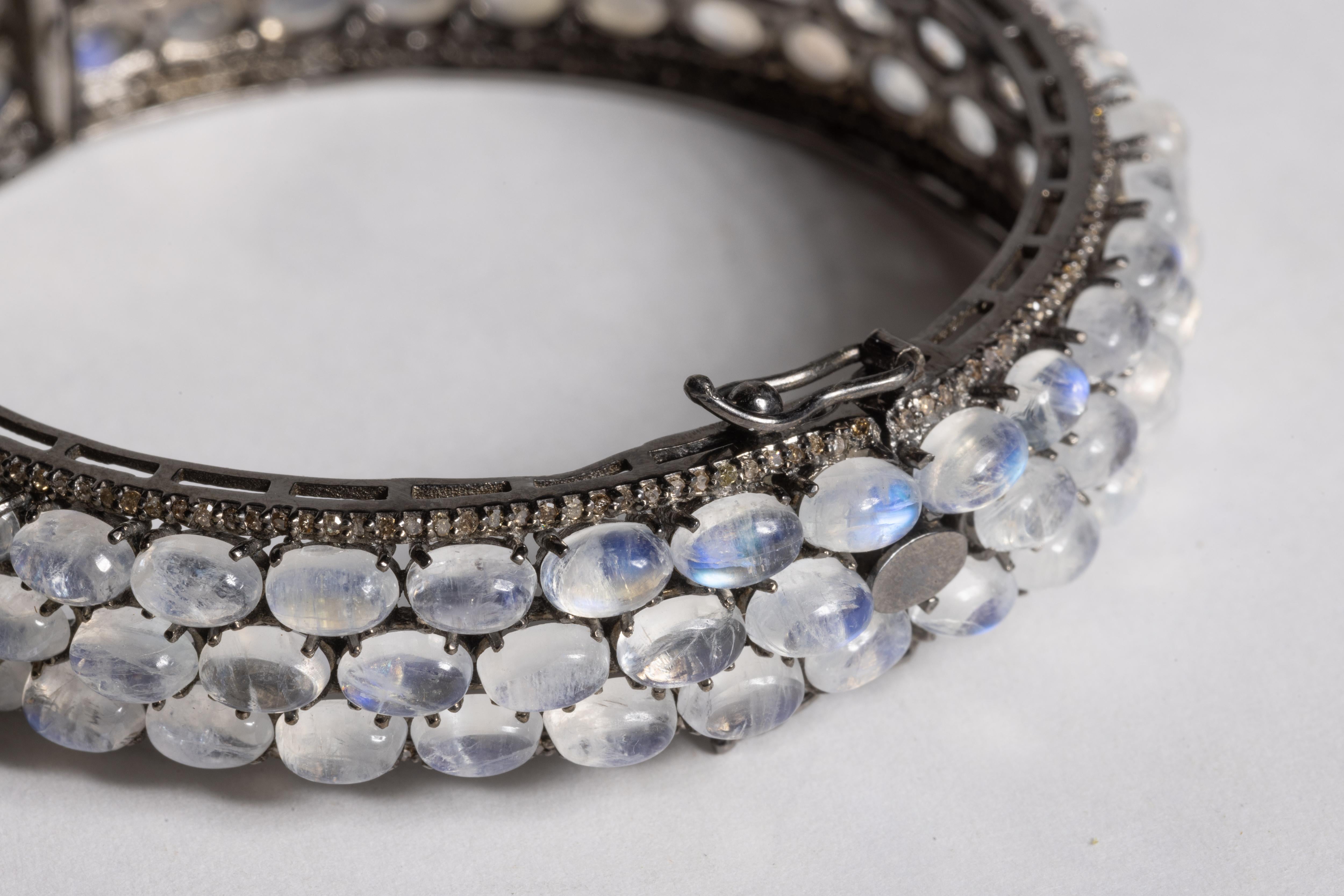 Taille cabochon Bracelet en pierre de lune et diamant en vente