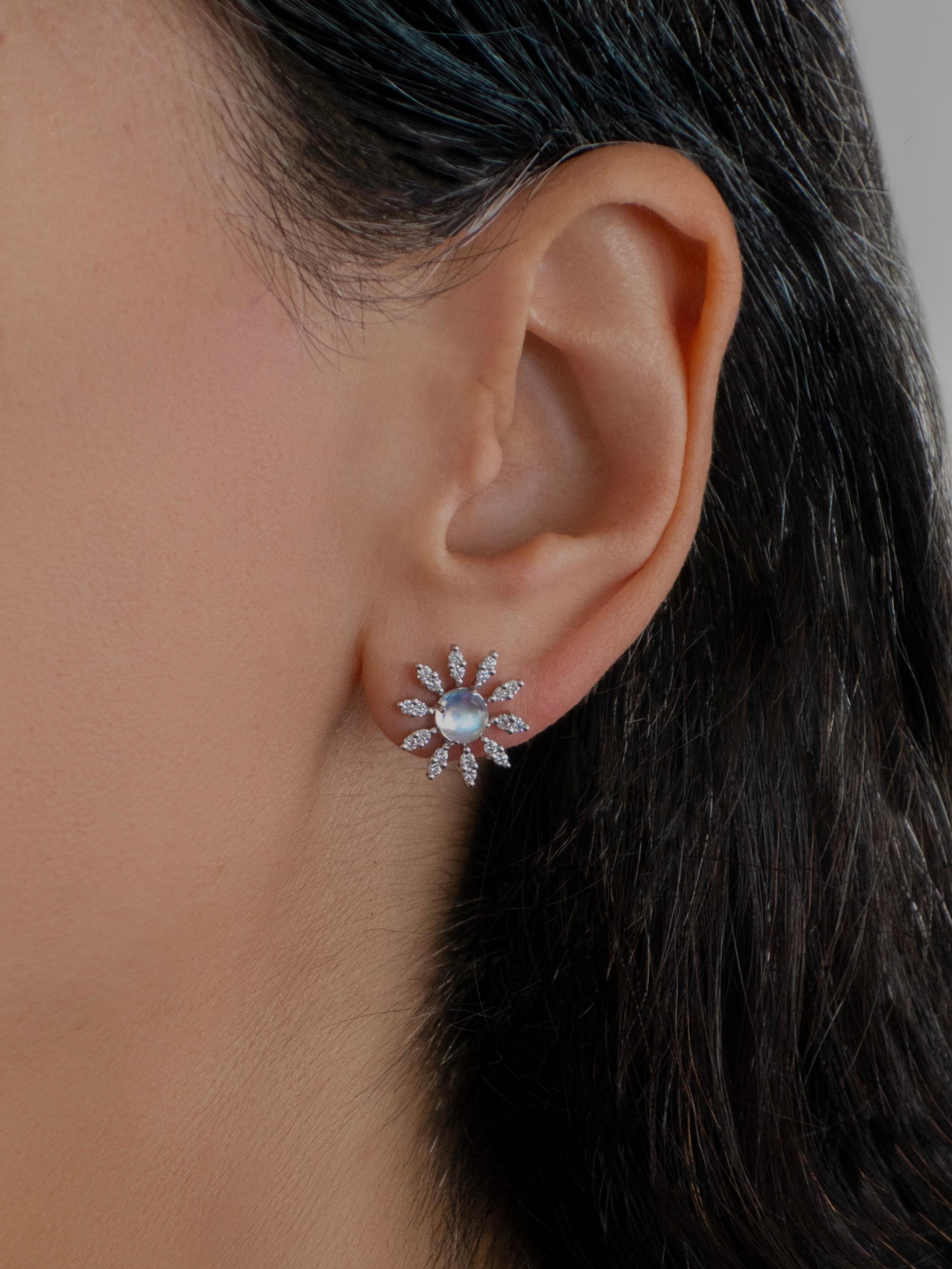 Orecchini a grappolo con pietra di luna e diamanti in oro bianco 18 carati In condizioni Nuovo in vendita a Bangkok, TH