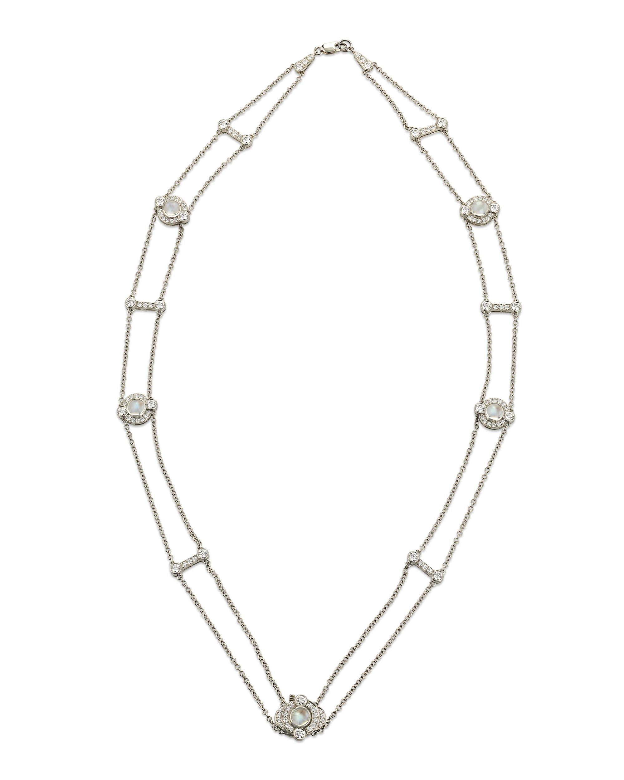 Fabriqué par le célèbre joaillier américain Tiffany & Co, ce collier à la fois discret et séduisant comporte des pendentifs sphériques en pierre de lune sertis en platine. D'éblouissants diamants blancs accentuent l'éclat iridescent des pierres de