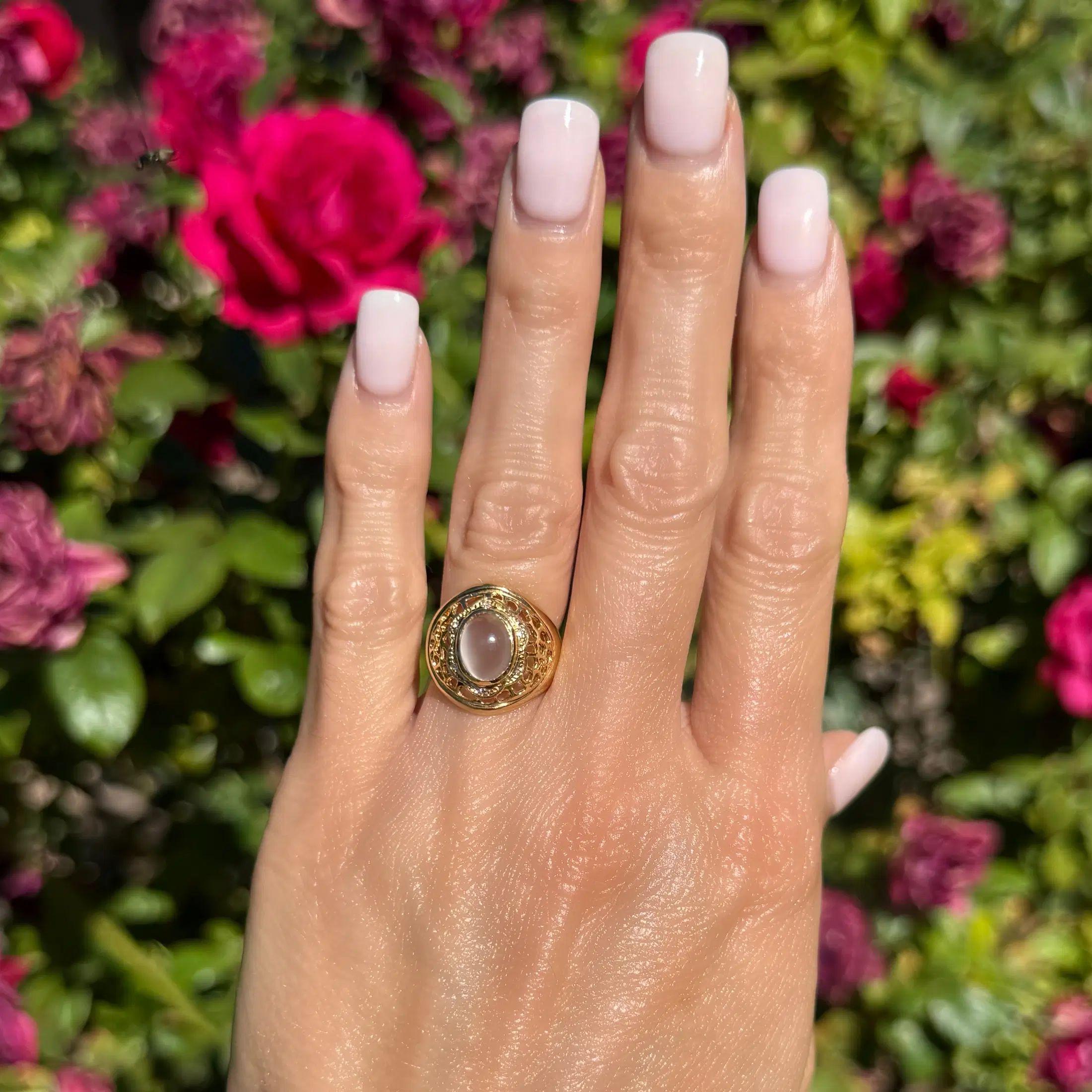 Moderniste Bague dôme vintage en or avec pierres de lune et diamants en vente