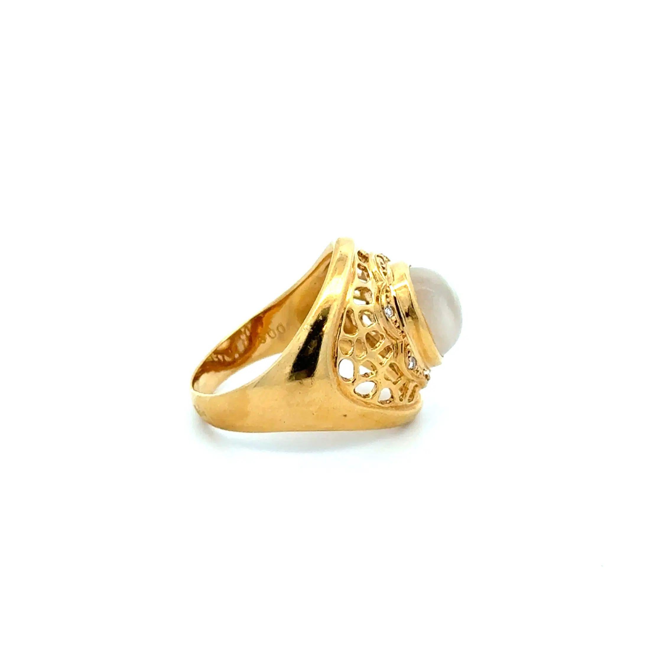 Bague dôme vintage en or avec pierres de lune et diamants Pour femmes en vente