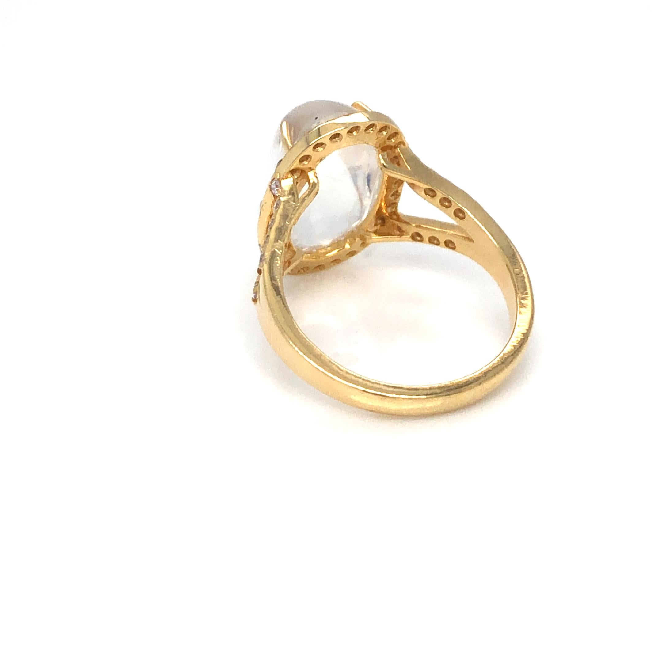 Ring mit Mondstein und Diamant aus 18 Karat Gelbgold im Zustand „Neu“ in Dallas, TX