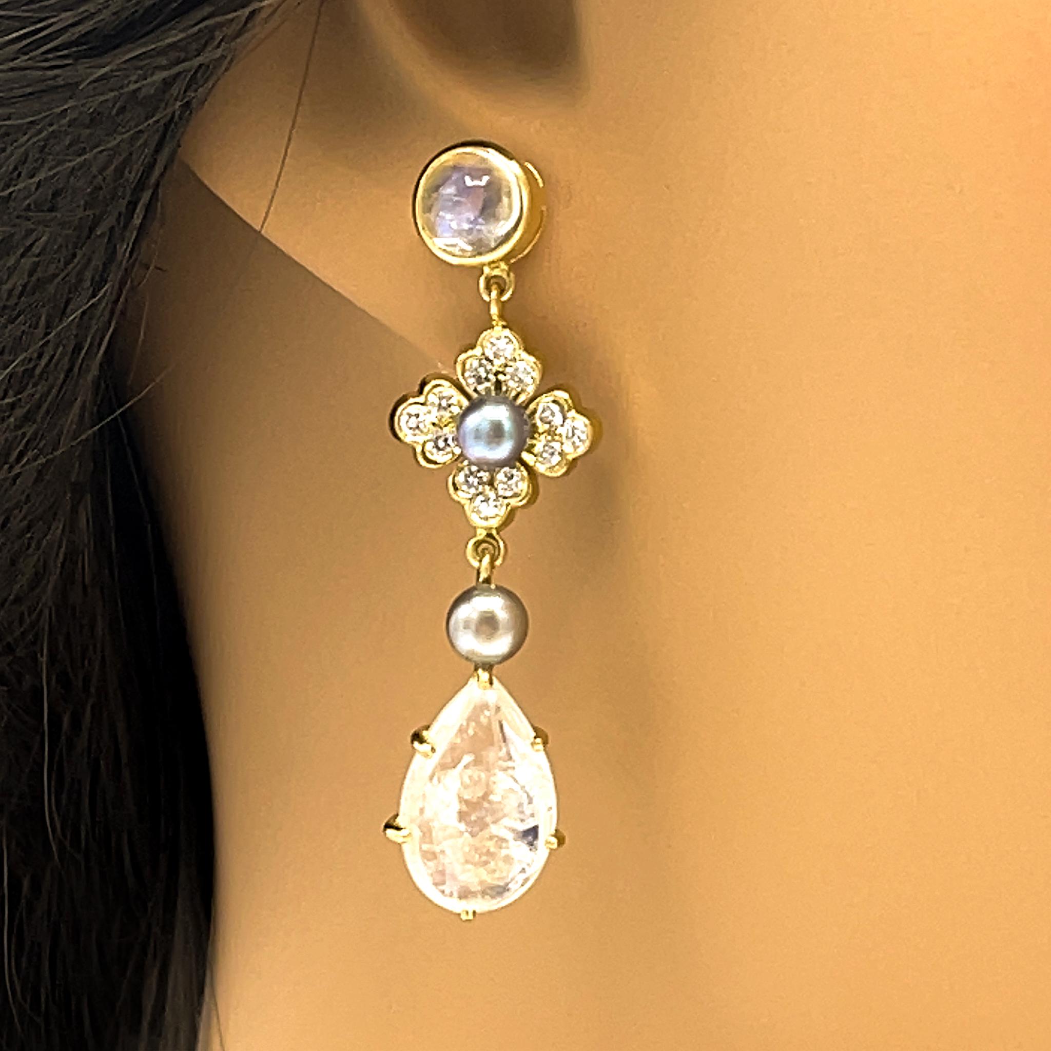 18k Yellow Gold
Moonstones: 10.43 tcw
Diamond: 0.45 ct twd
Total Weight: 9.92 grams
Length: 1.5 inches