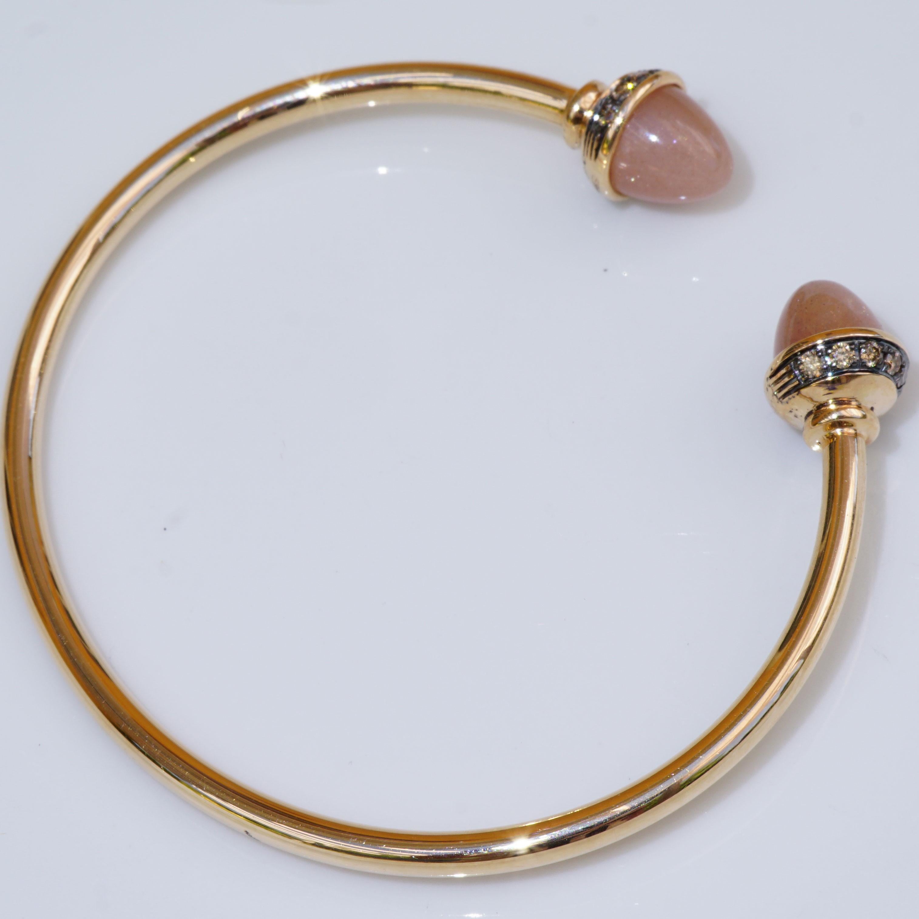 bangle with rose-colored moonstone cone with a total of approx. 5.80 ct, 8 mm diameter, opaque fine Color quality, made of 750 rose gold, setting set with matching light brown full-cut brilliant-cut diamonds total approx. 0.32 ct, VS, inside