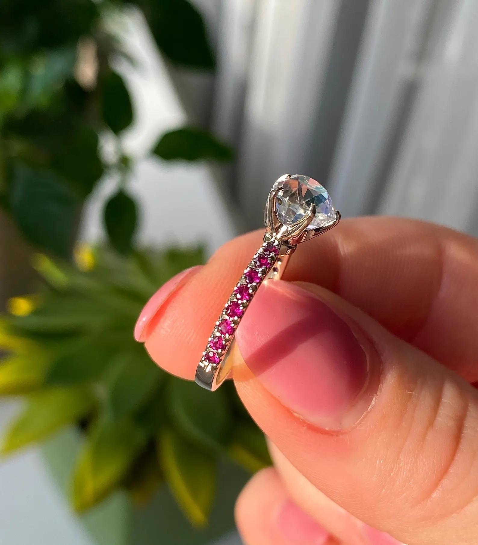 Taille cœur Bague en or blanc 14 carats, pierre de lune et rubis, 7US, certifié en vente