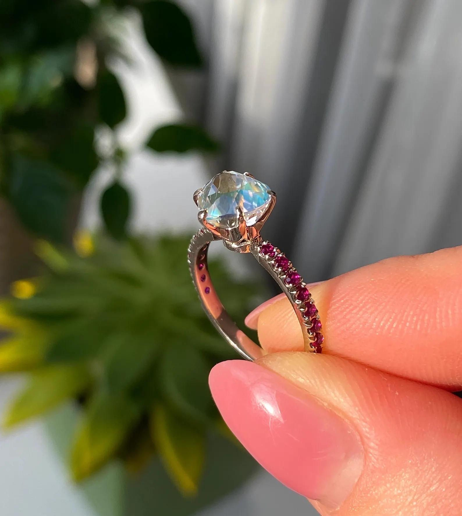 Bague en or blanc 14 carats, pierre de lune et rubis, 7US, certifié Neuf - En vente à Daugavpils, LV