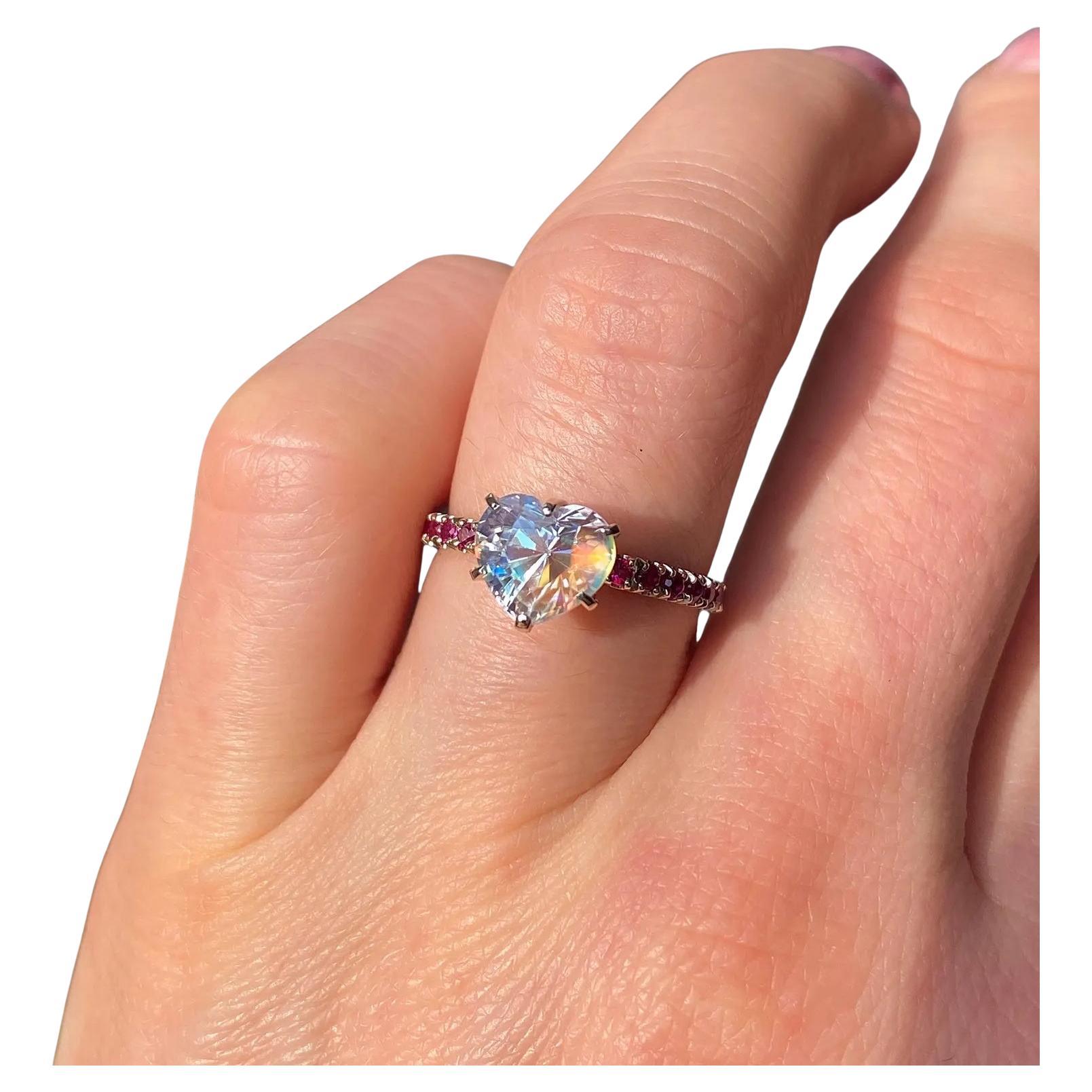 Bague en or blanc 14 carats, pierre de lune et rubis, 7US, certifié en vente