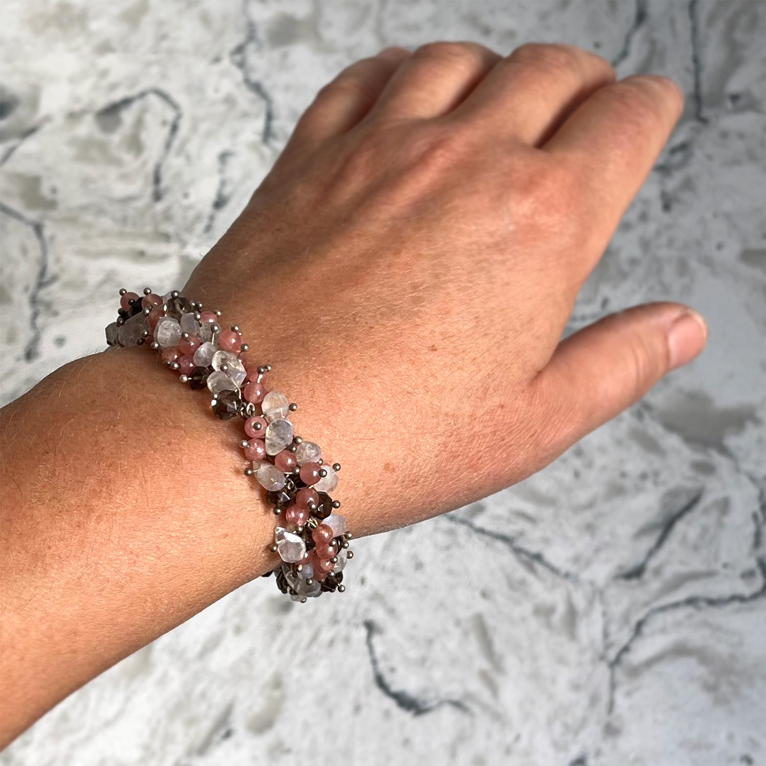 Romantique Bracelet en argent sterling avec perles de pierre de lune et de quartz fumé en vente