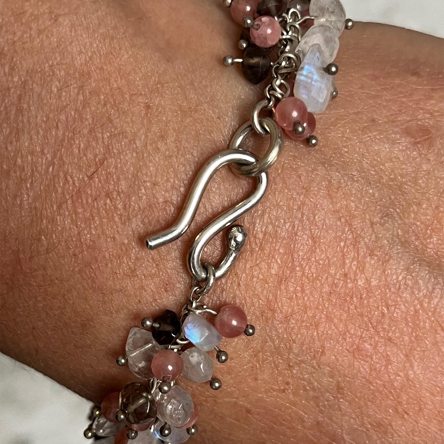 Bracelet en argent sterling avec perles de pierre de lune et de quartz fumé Neuf - En vente à Niagara On The Lake, ON