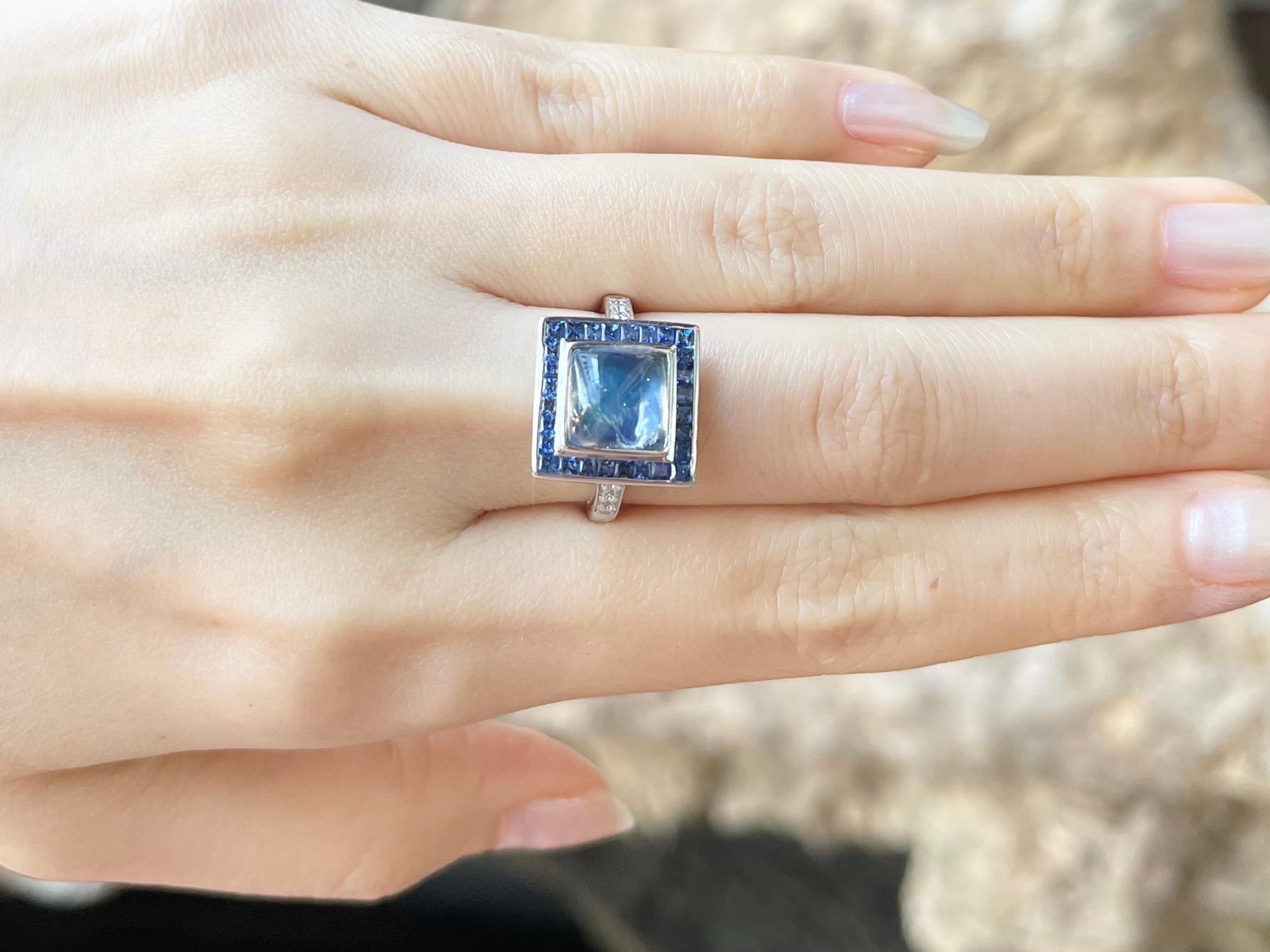 Ring mit Mondstein, blauem Saphir und Diamant in 18 Karat Weißgold Fassungen (Zeitgenössisch) im Angebot