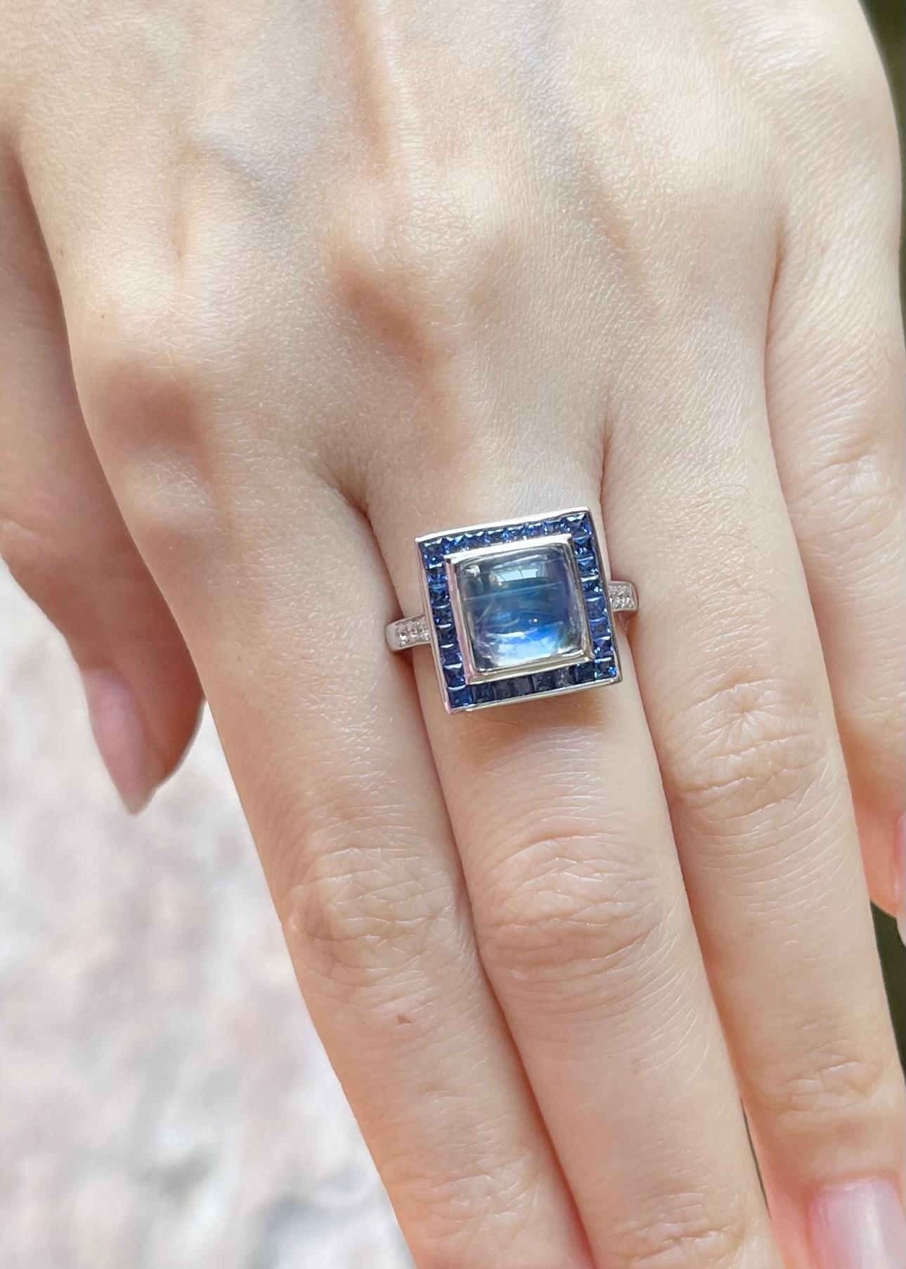 Ring mit Mondstein, blauem Saphir und Diamant in 18 Karat Weißgold Fassungen (Gemischter Schliff) im Angebot