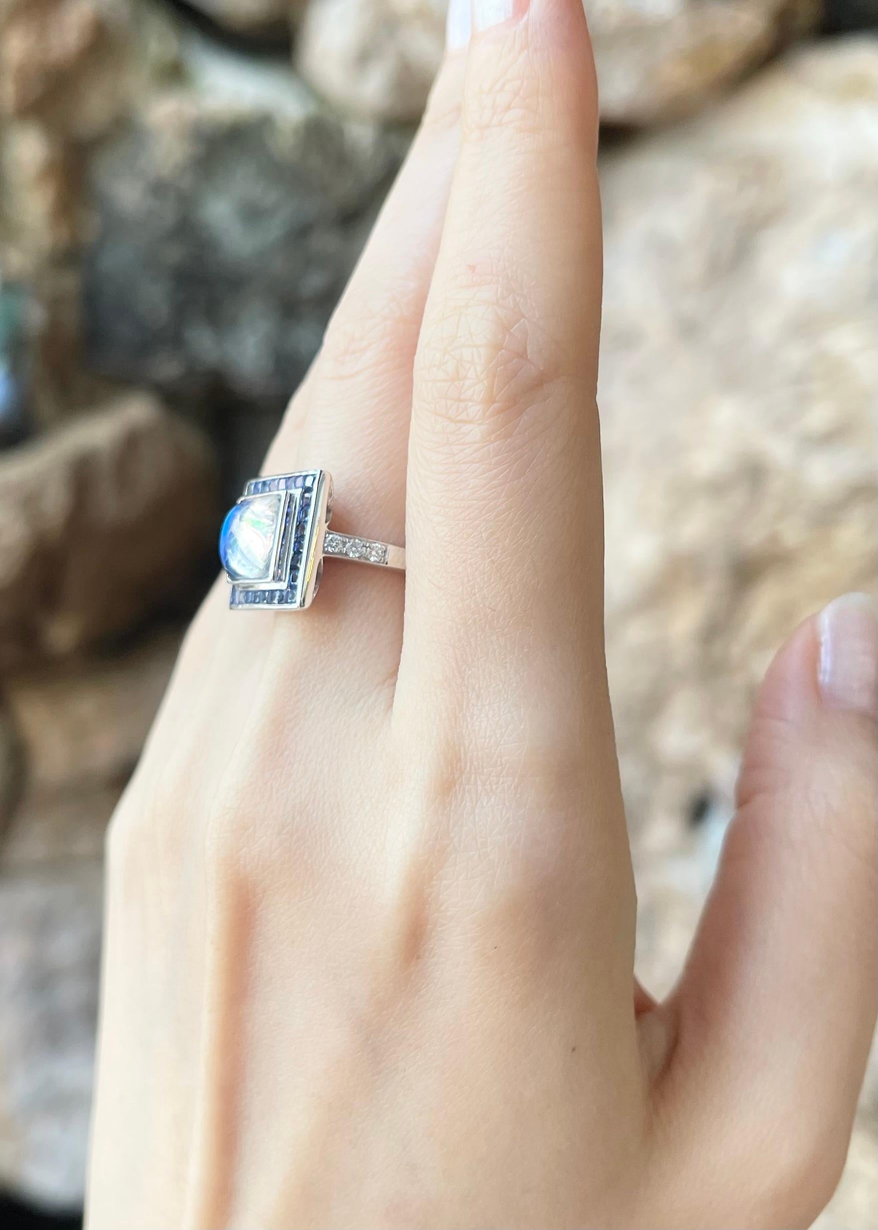 Ring mit Mondstein, blauem Saphir und Diamant in 18 Karat Weißgold Fassungen im Zustand „Neu“ im Angebot in Bangkok, TH