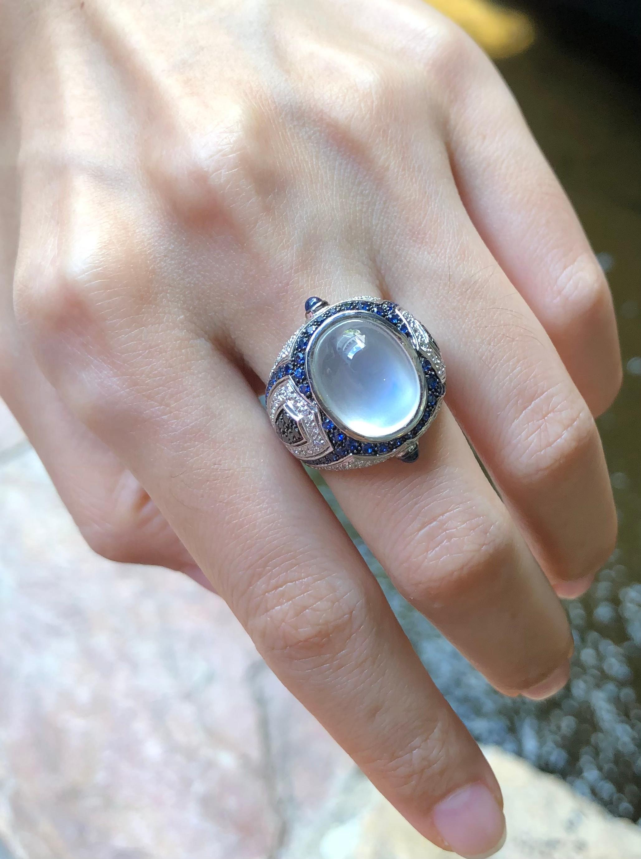 Bague en or blanc 18 carats avec pierre de lune, saphir bleu, diamant et diamant noir Neuf - En vente à Bangkok, TH