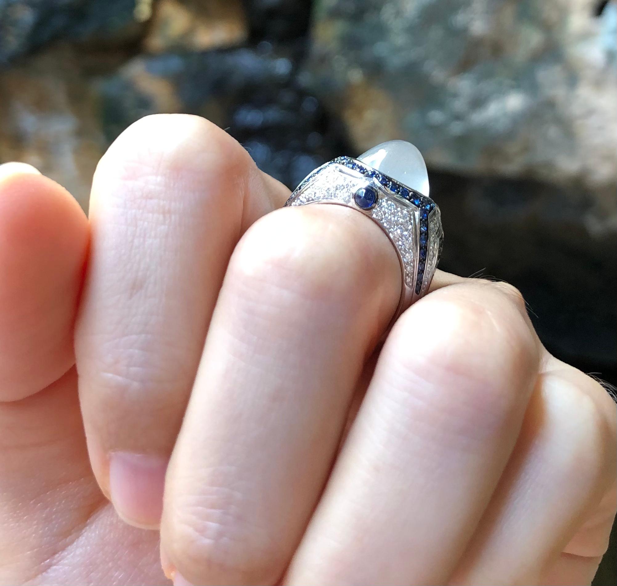 Bague en or blanc 18 carats avec pierre de lune, saphir bleu, diamant et diamant noir en vente 1