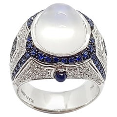 Anillo de Piedra Lunar, Zafiro Azul, Diamante y Diamante Negro en Oro Blanco de 18 Kilates