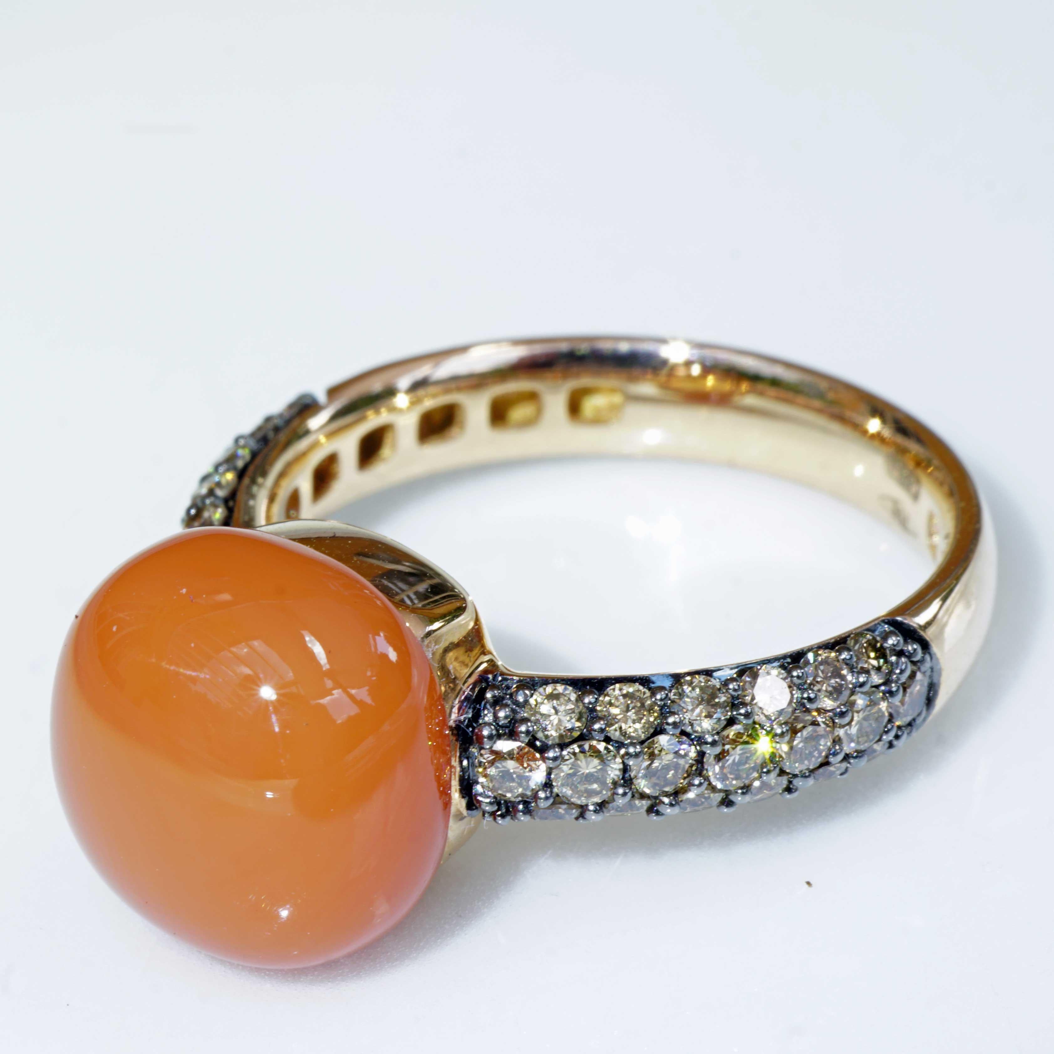 a timeless piece of jewelry, made in a traditional goldsmith's factory in Valenza/Italy, a square moonstone cabochon in the beautiful winter color orange-beige, approx. 7.30 ct, AAA+, approx. 11 x 11 mm, specially ground for a perfect,