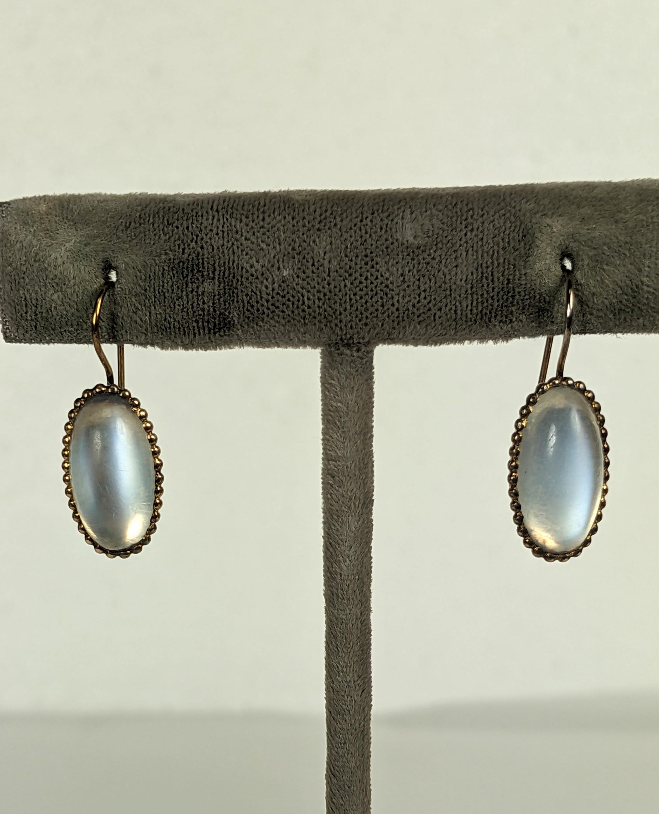 Orecchini con cabochon di pietra di luna che sono stati trasformati da gemelli Art Deco in orecchini moderni. Pietre di luna di alta qualità con elevata adularescenza incastonate in montature a puntini in oro 14k con fili dorati. Anni '30/'80. USA.