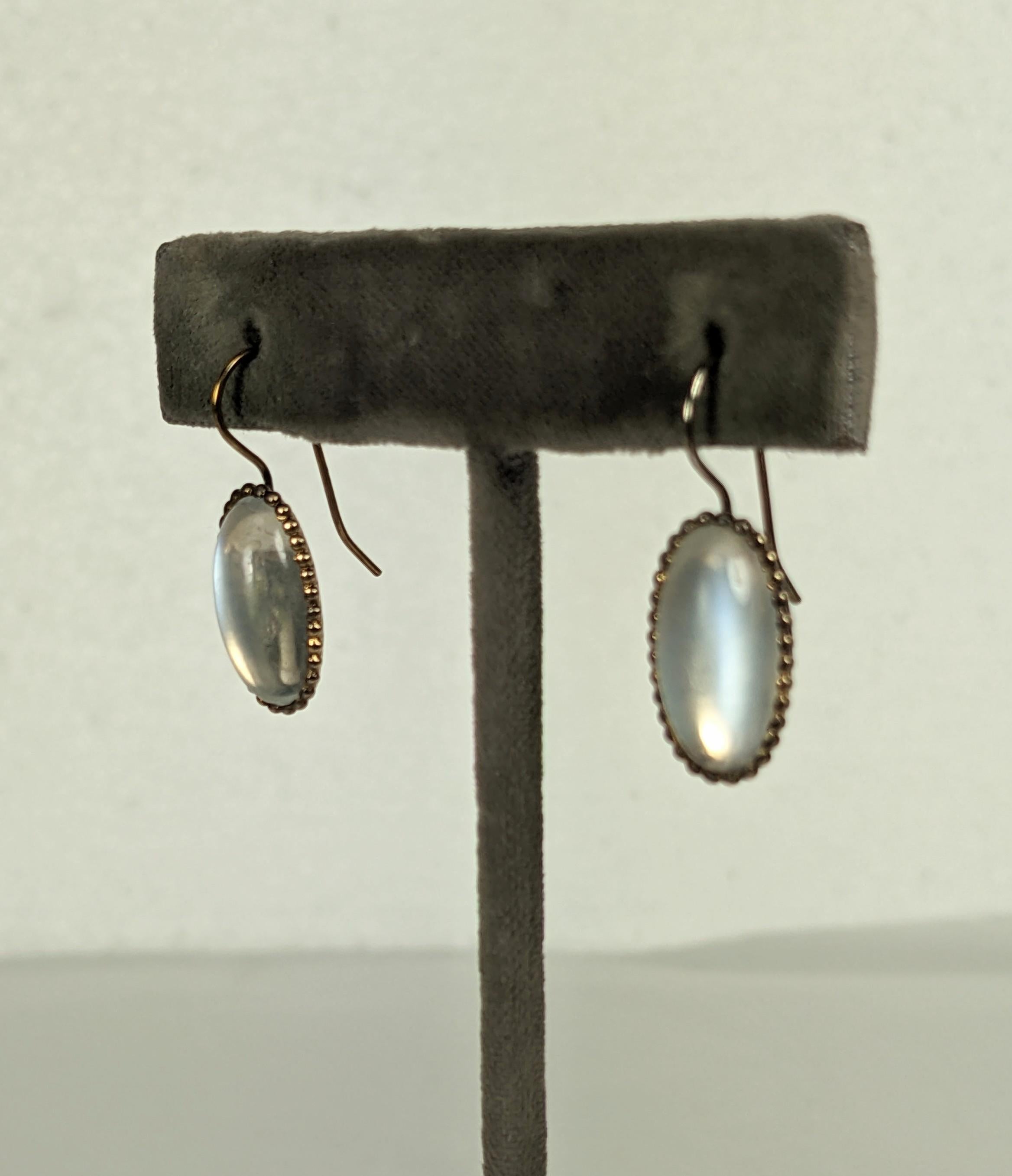 Art Déco Orecchini ovali con cabochon di pietra di luna in vendita