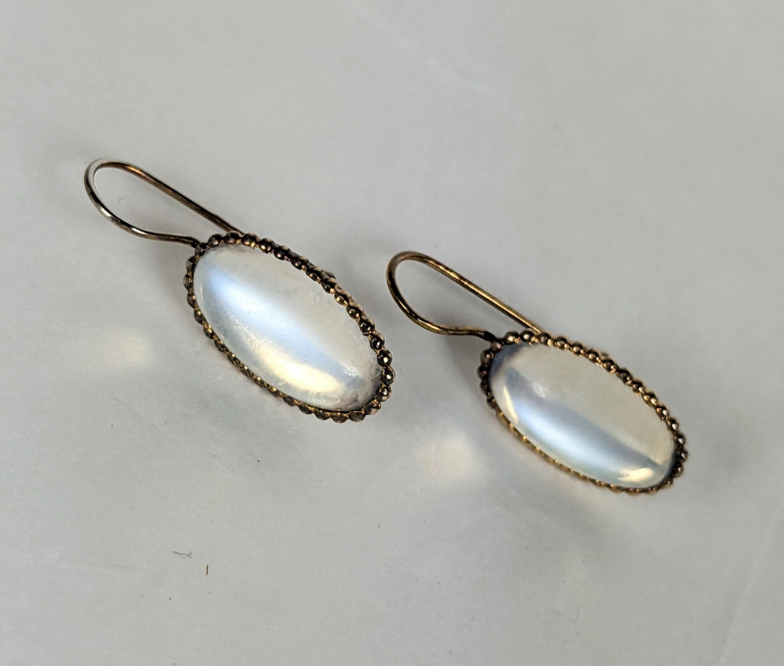 Cabochon Orecchini ovali con cabochon di pietra di luna in vendita