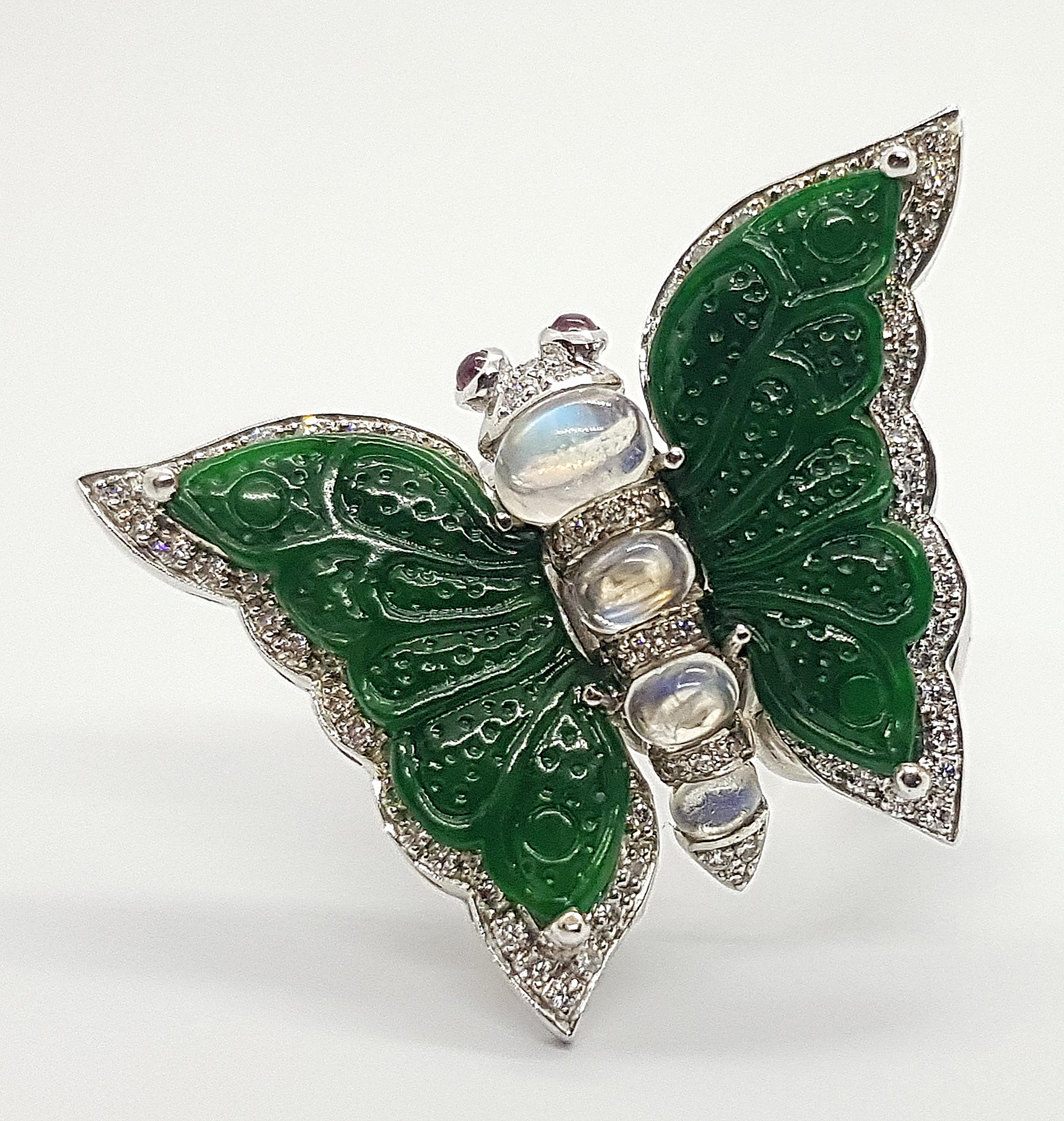 Pietra di luna 4,31 carati, rubino cabochon 0,12 carati, giada 6,45 carati, diamante 0,48 carati Anelli incastonati in oro bianco 18 carati

Larghezza:  3,5 cm 
Lunghezza: 2.8 cm
Misura dell'anello: 52
Peso totale: 14.56 grammi

