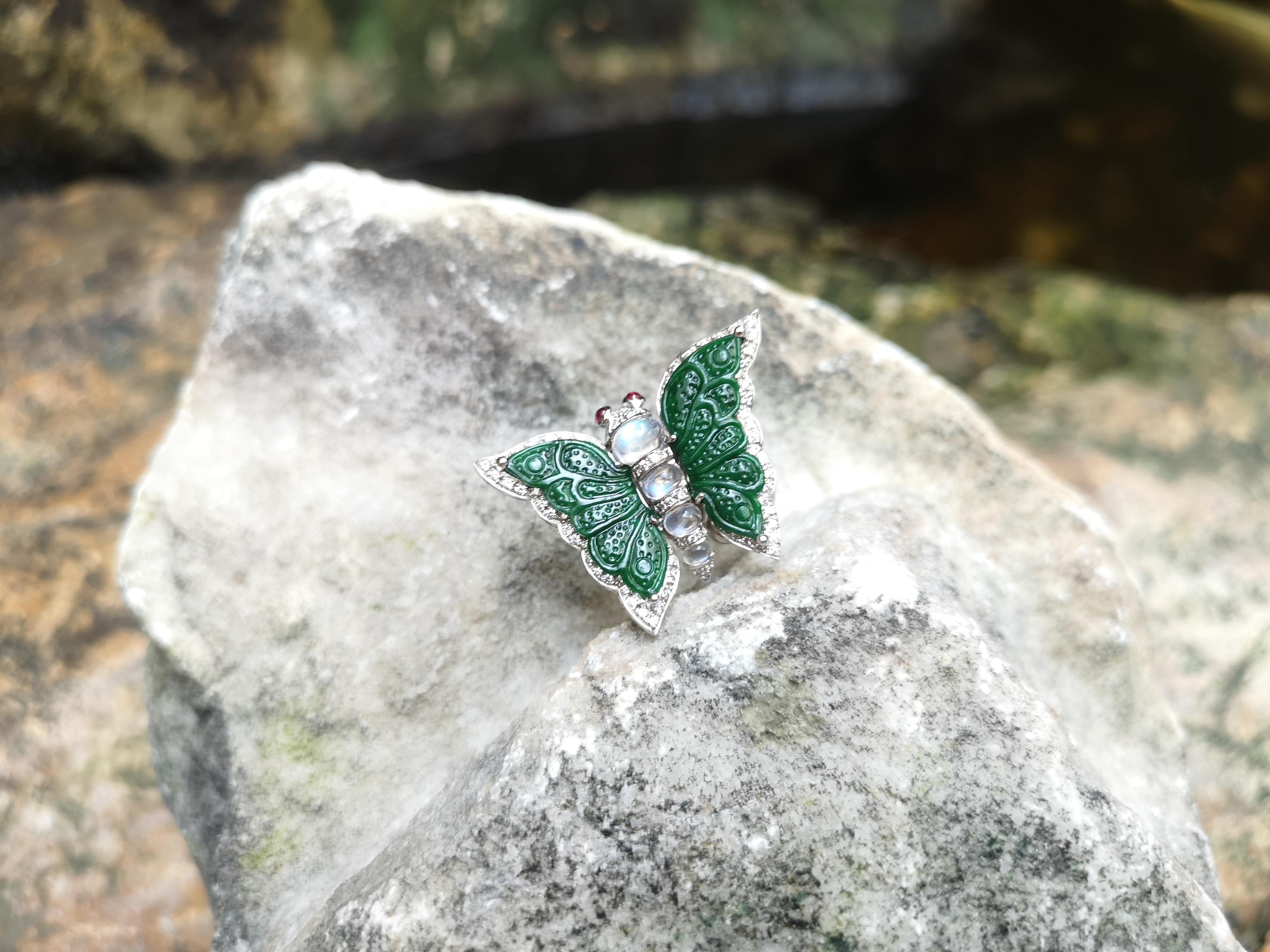 Anelli con pietra di luna, giada scolpita, rubino cabochon e diamanti a farfalla in oro bianco 18 carati In condizioni Nuovo in vendita a Bangkok, TH