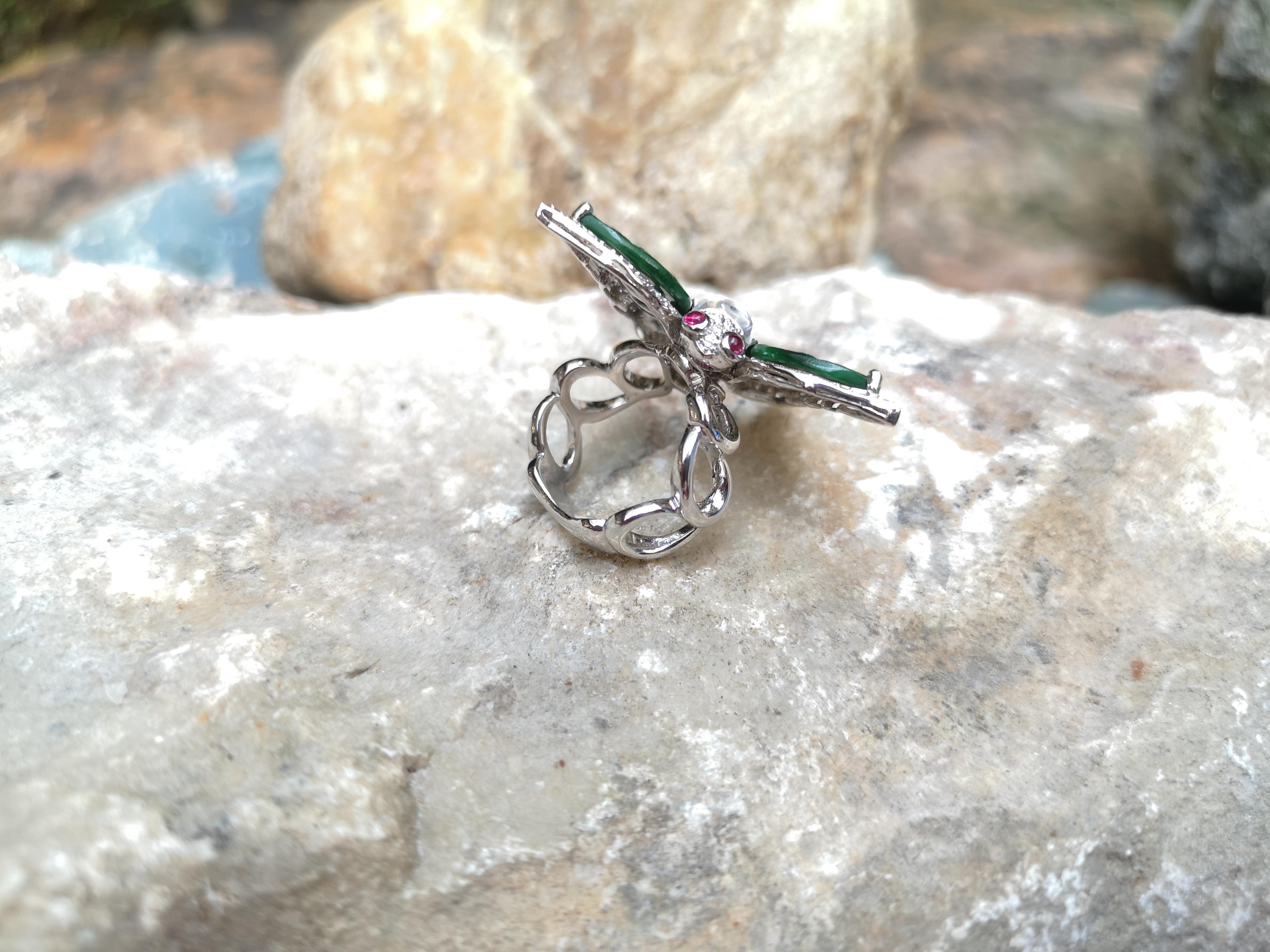 Anelli con pietra di luna, giada scolpita, rubino cabochon e diamanti a farfalla in oro bianco 18 carati in vendita 2