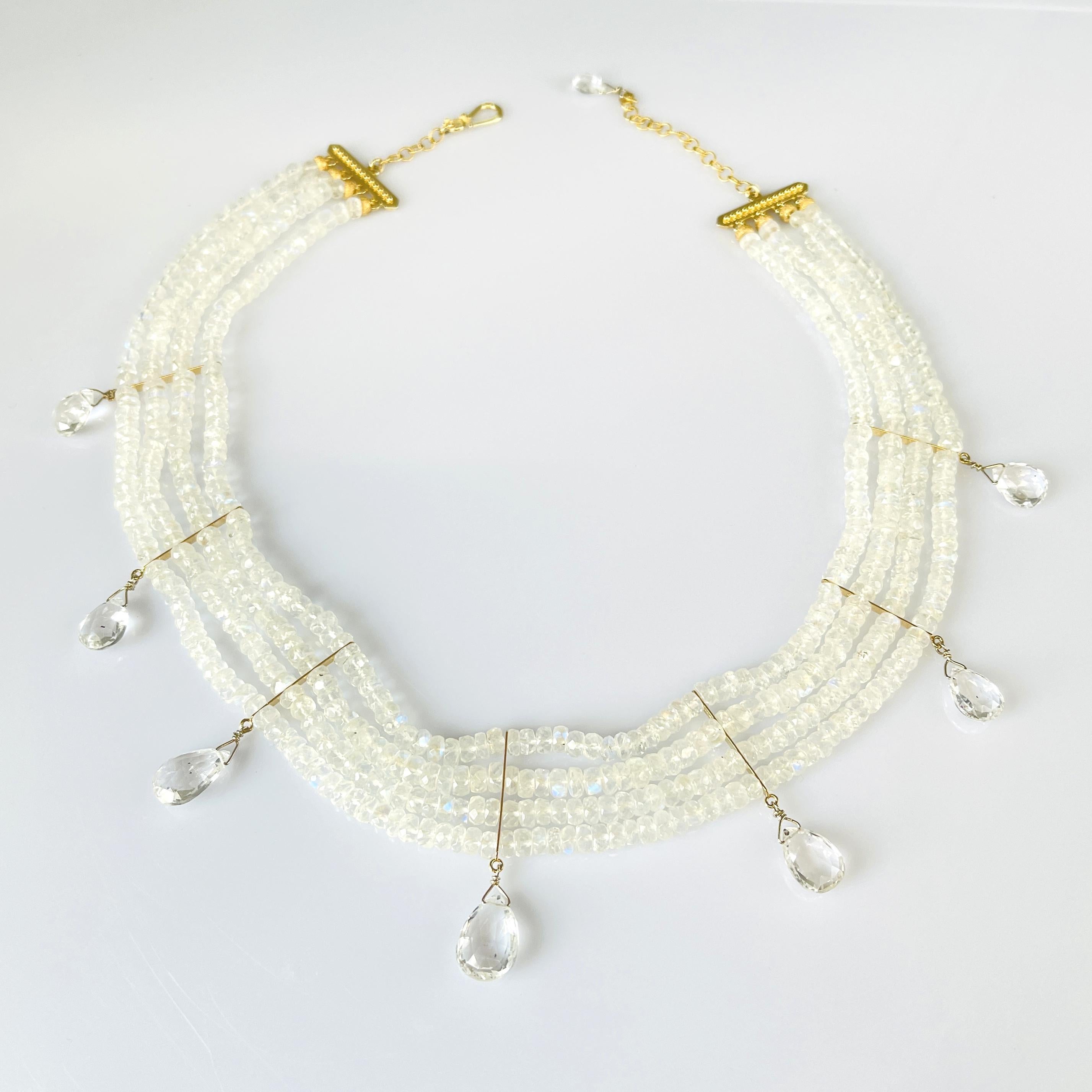 Artigiano Collana nuziale con girocollo in pietra di luna e accenti in oro giallo in vendita