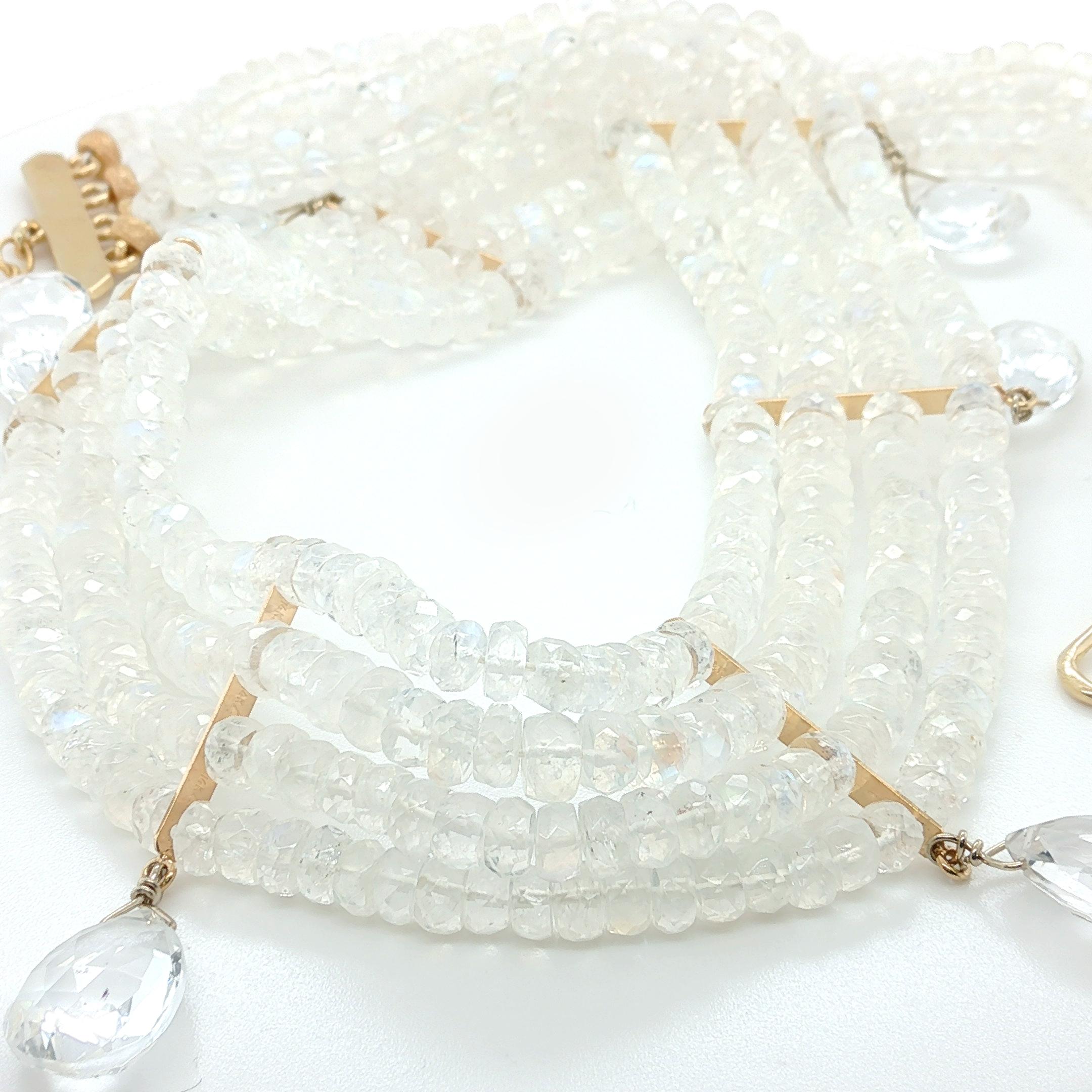 Perlina Collana nuziale con girocollo in pietra di luna e accenti in oro giallo in vendita