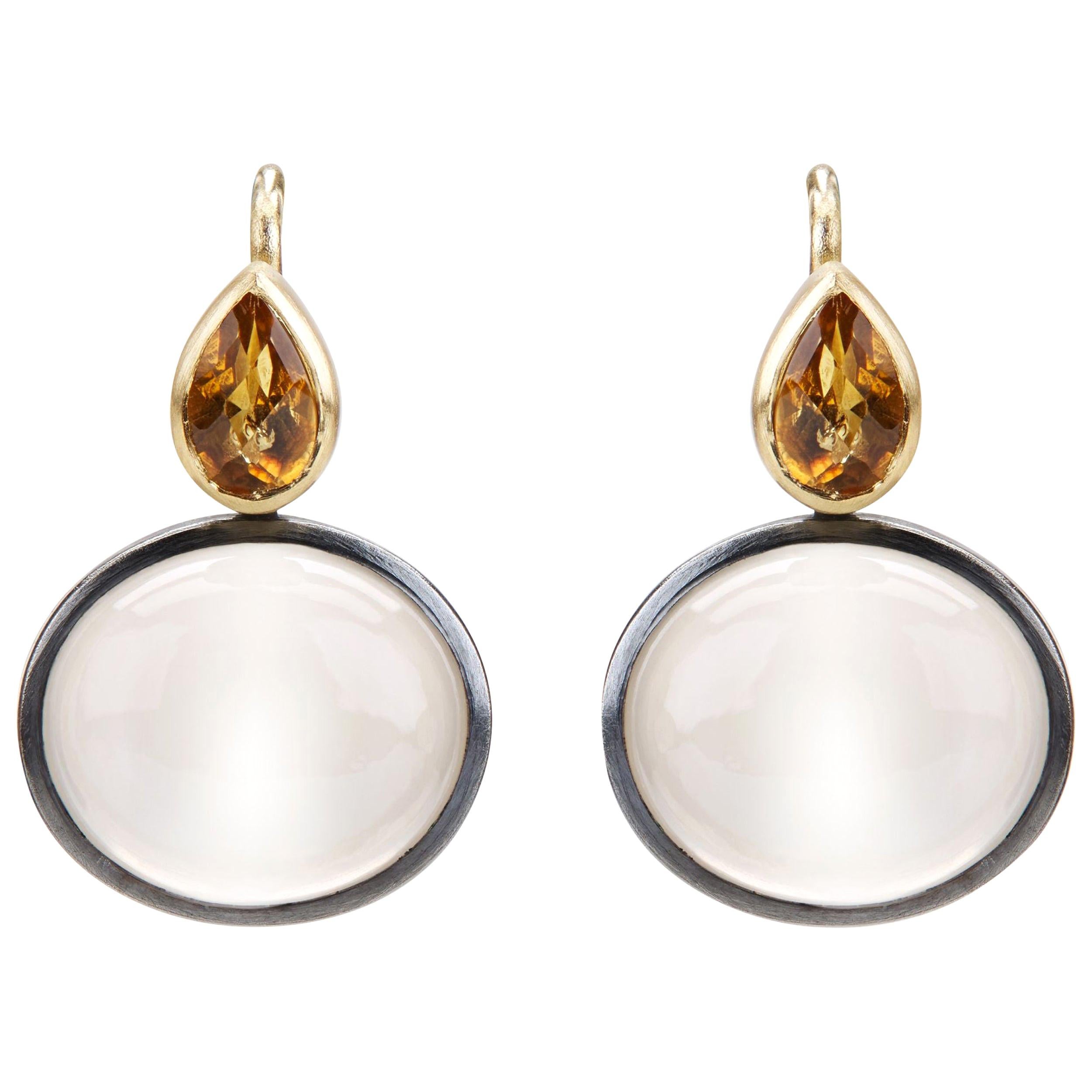 Boucles d'oreilles pendantes en pierre de lune, citrine, or 18 carats et argent sterling oxydé en vente