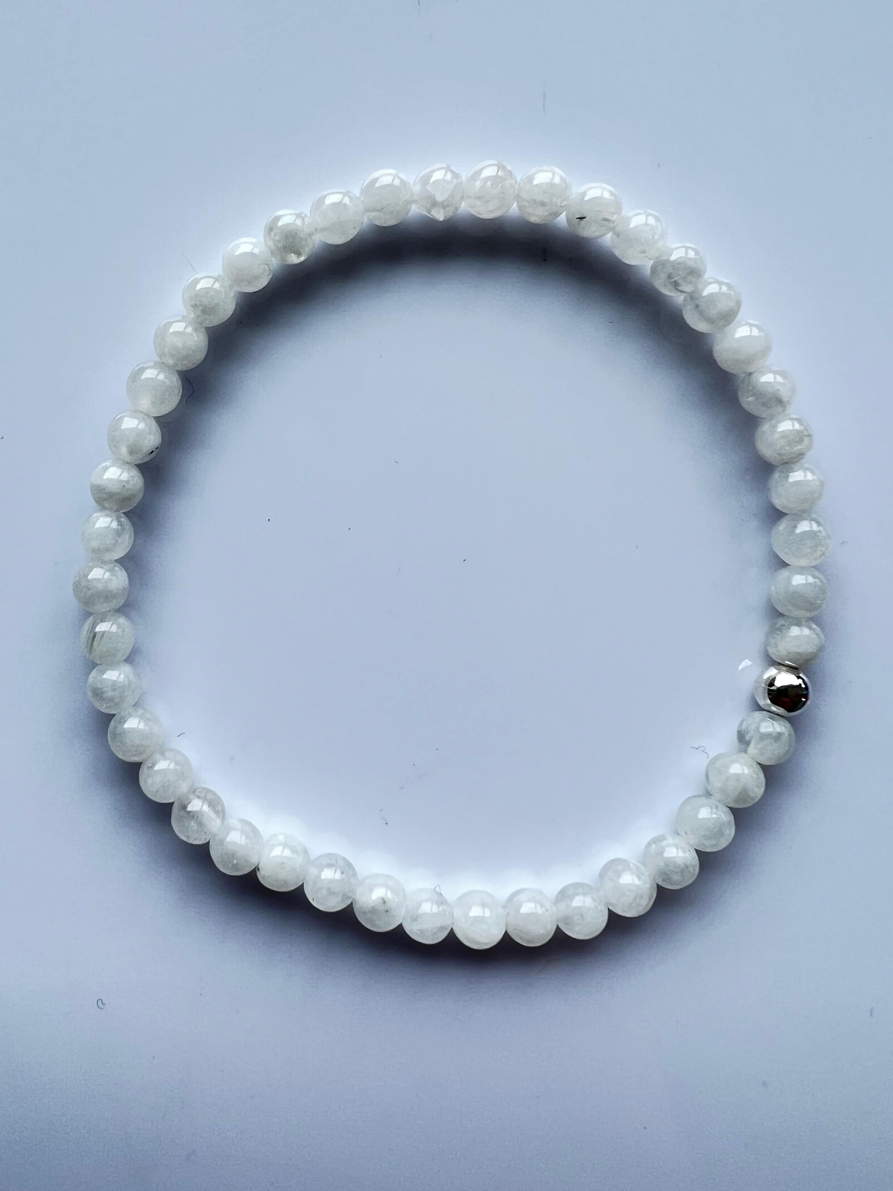 Voici le bracelet de perles en pierre de lune J Dauphin, un bijou exceptionnel émettant une aura apaisante et de profondes connotations spirituelles. Chaque bracelet est méticuleusement fabriqué à la main à Los Angeles, insufflant les puissantes