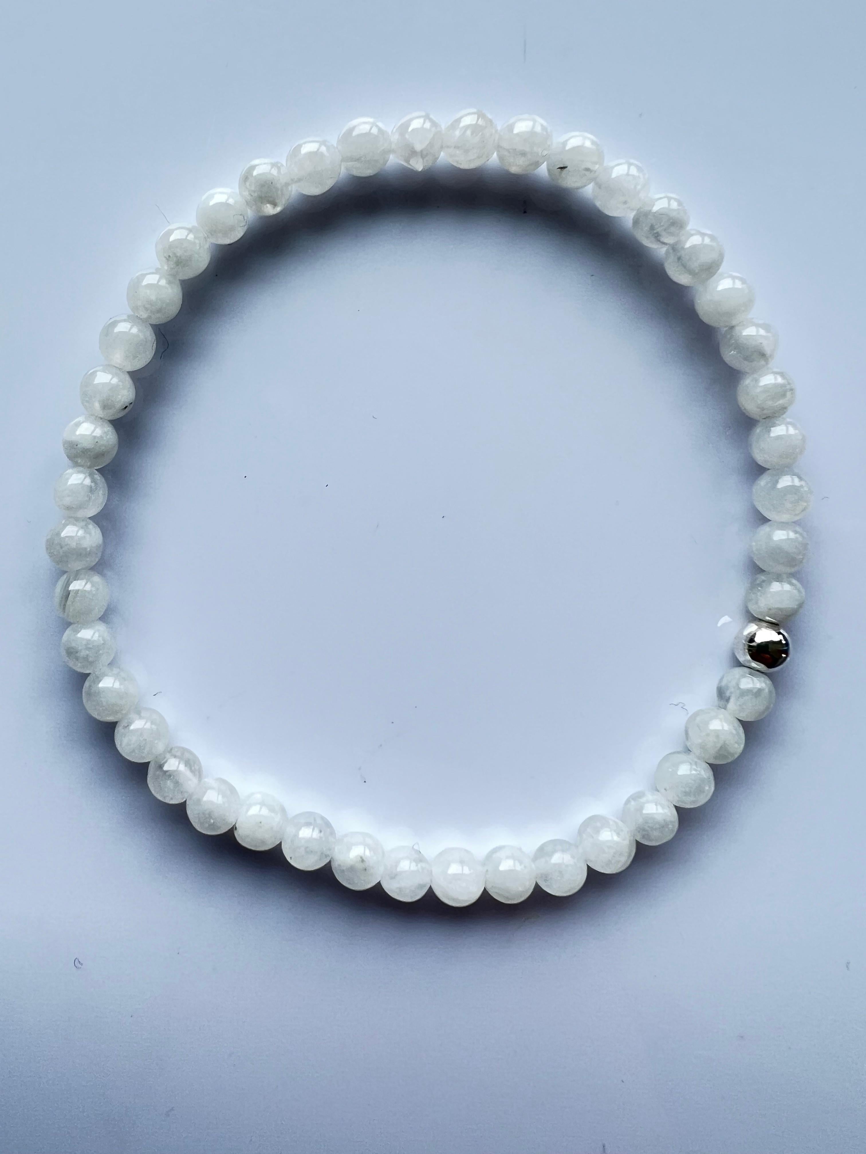 Contemporain Bracelet de perles Chakra en pierre de lune semi-précieuse et argent en vente