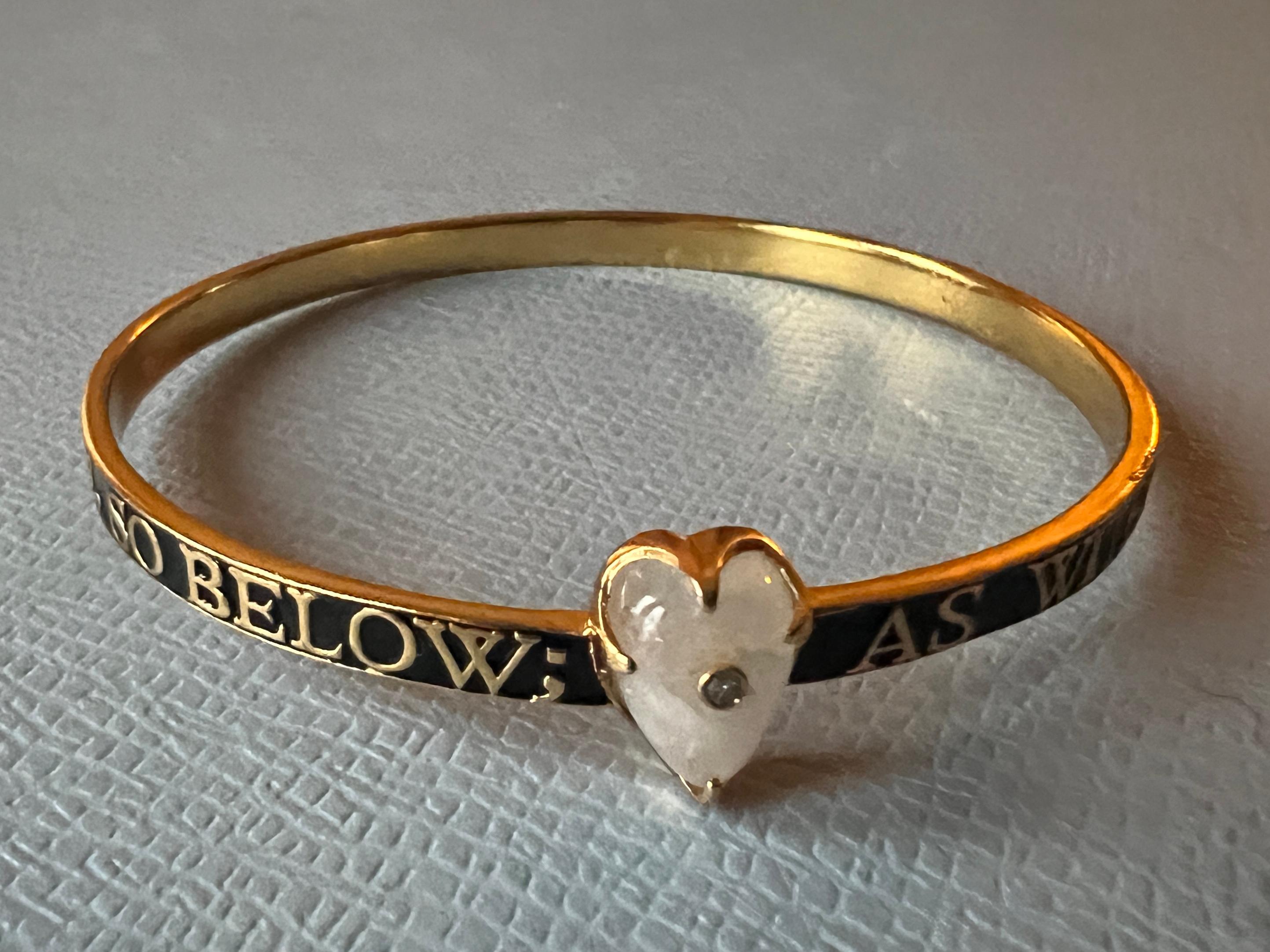 Taglio brillante Bracciale con diamanti in pietra di luna Bracciale con cuore in smalto nero in vendita