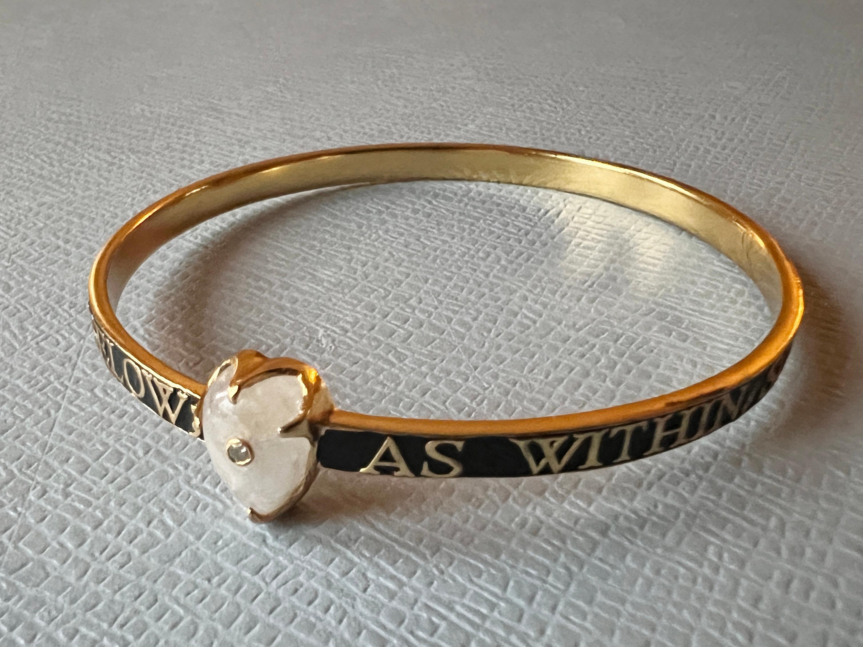 Bracciale con diamanti in pietra di luna Bracciale con cuore in smalto nero in vendita 1