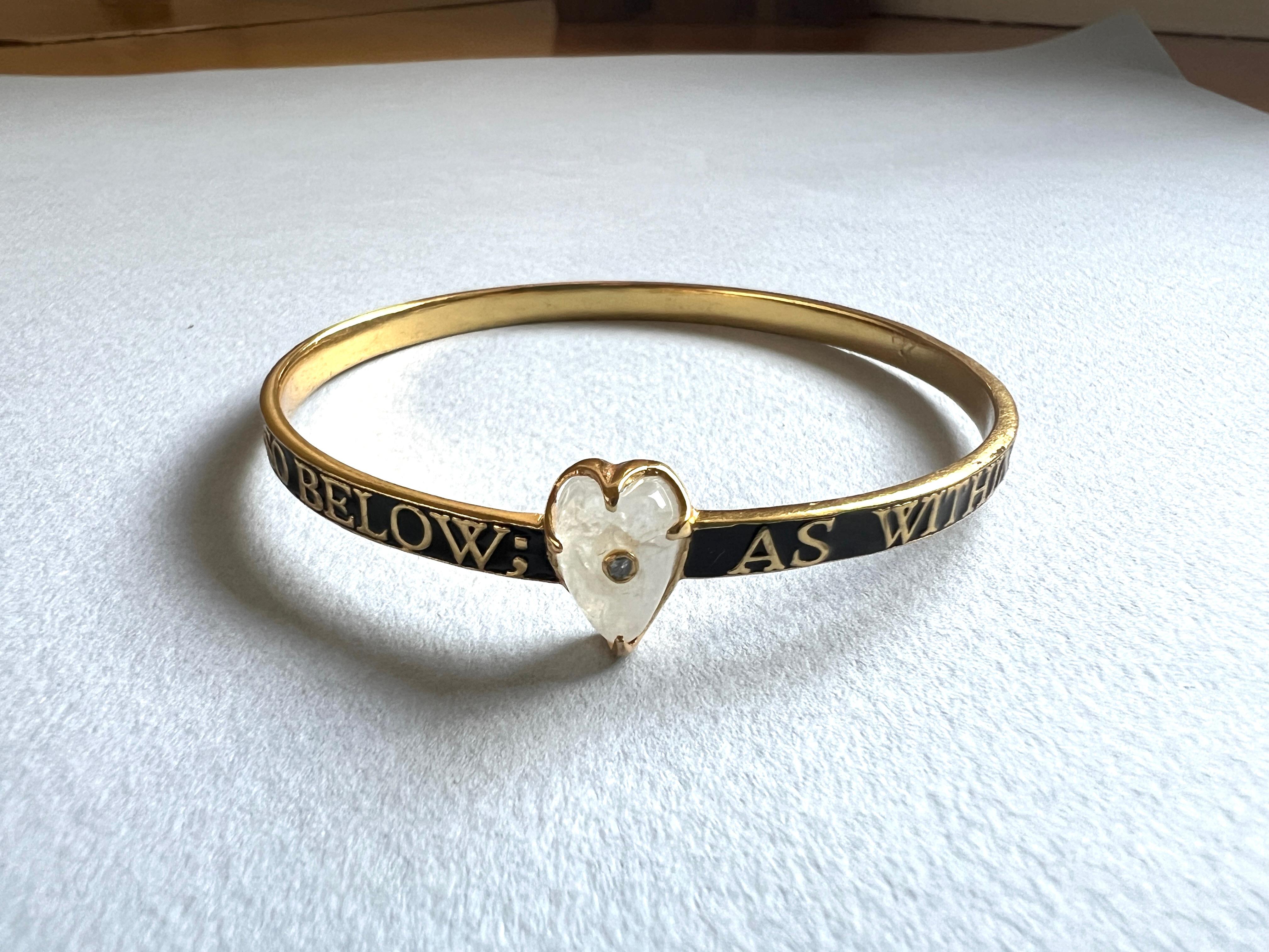 Bracciale con diamanti in pietra di luna Bracciale con cuore in smalto nero in vendita 3