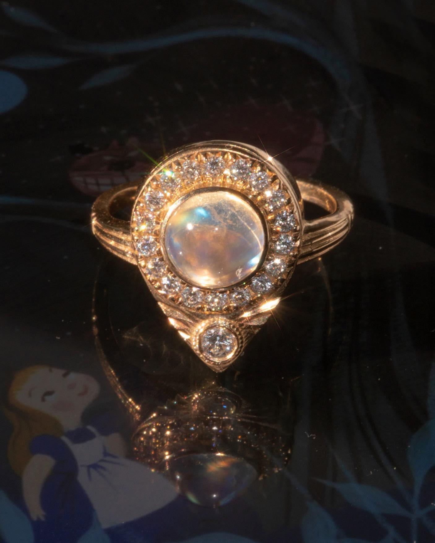 Im Angebot: Mondstein Diamant Ghostwriter Pave Ouija Planchette-Ring () 7