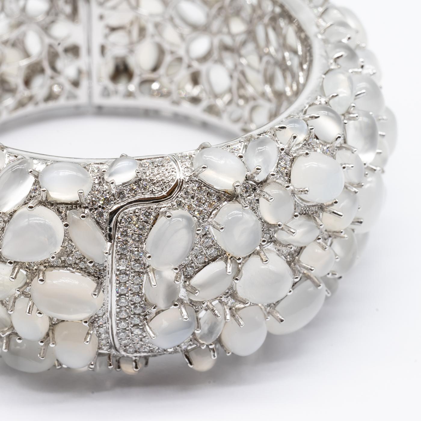 Modern Moonstone Diamond and White Gold Bangle Bracelet In New Condition For Sale In London, GB